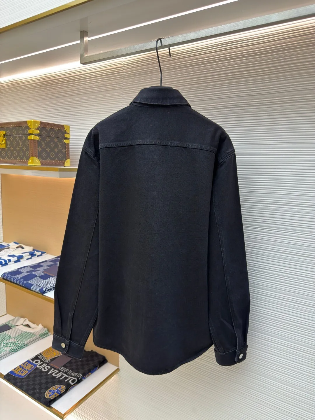 Gucci denim red and green striped denim jacket ●Authentic product: purchased and developed by 4874 ●Item number: 1680336-B80 ●Fabric: denim denim fabric ●Technology: washed production ●Version: fitted version ●Weight: about 1030 grams ●Size: 46-48-50-52 ●Description: Dark color matching is a creative interpretation of the exquisite atmosphere of early autumn. Behind the unpretentious colors lies a complex internal structure and low-key and restrained details, which is simple but not simple. This regular version is crafted from stonewashed denim fabric, with Gucci embroidery and red and green webbing pull-loop details cleverly incorporated into it, doubling the charm of the entire design. The overall wiring is straight and delicate, the fabric is comfortable and soft, and the color is consistent without color difference. It can be matched with the same style to create a fashionable look and control various occasions. Customized accessories, complete with three standards, same style for men and women!