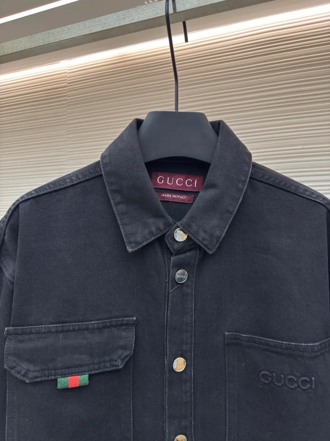 Gucci denim red and green striped denim jacket ●Authentic product: purchased and developed by 4874 ●Item number: 1680336-B80 ●Fabric: denim denim fabric ●Technology: washed production ●Version: fitted version ●Weight: about 1030 grams ●Size: 46-48-50-52 ●Description: Dark color matching is a creative interpretation of the exquisite atmosphere of early autumn. Behind the unpretentious colors lies a complex internal structure and low-key and restrained details, which is simple but not simple. This regular version is crafted from stonewashed denim fabric, with Gucci embroidery and red and green webbing pull-loop details cleverly incorporated into it, doubling the charm of the entire design. The overall wiring is straight and delicate, the fabric is comfortable and soft, and the color is consistent without color difference. It can be matched with the same style to create a fashionable look and control various occasions. Customized accessories, complete with three standards, same style for men and women!
