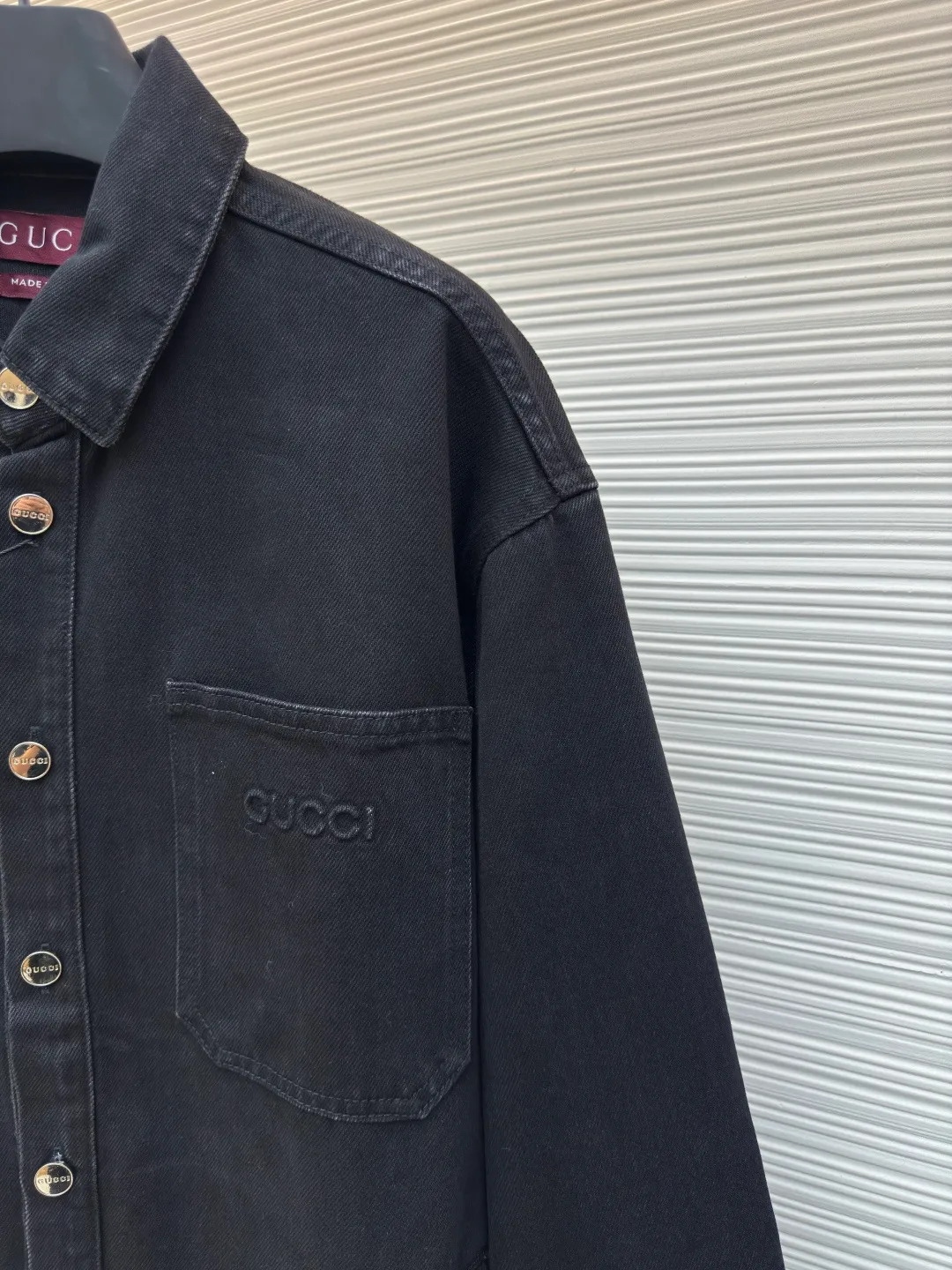 Gucci denim red and green striped denim jacket ●Authentic product: purchased and developed by 4874 ●Item number: 1680336-B80 ●Fabric: denim denim fabric ●Technology: washed production ●Version: fitted version ●Weight: about 1030 grams ●Size: 46-48-50-52 ●Description: Dark color matching is a creative interpretation of the exquisite atmosphere of early autumn. Behind the unpretentious colors lies a complex internal structure and low-key and restrained details, which is simple but not simple. This regular version is crafted from stonewashed denim fabric, with Gucci embroidery and red and green webbing pull-loop details cleverly incorporated into it, doubling the charm of the entire design. The overall wiring is straight and delicate, the fabric is comfortable and soft, and the color is consistent without color difference. It can be matched with the same style to create a fashionable look and control various occasions. Customized accessories, complete with three standards, same style for men and women!