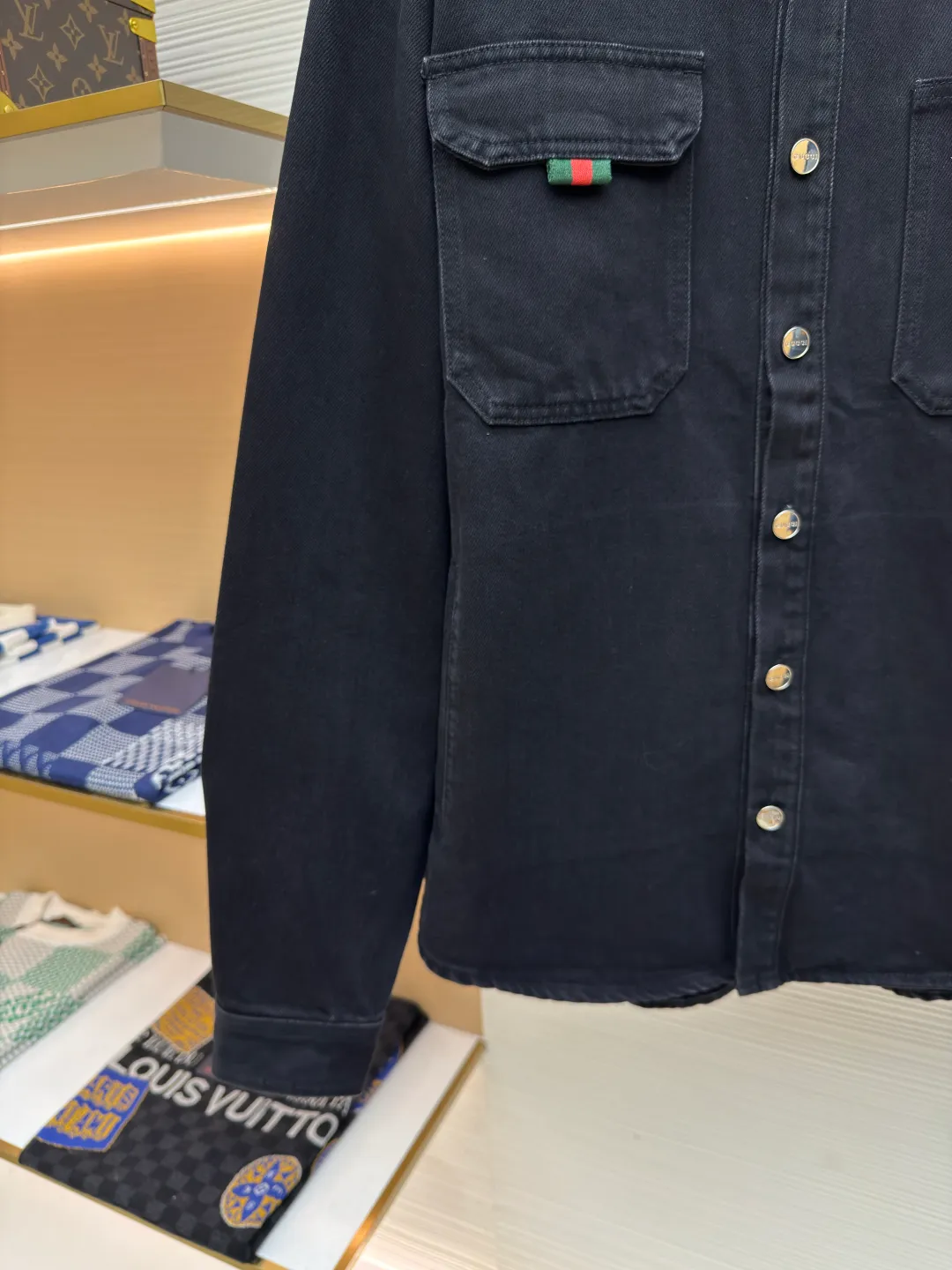 Gucci denim red and green striped denim jacket ●Authentic product: purchased and developed by 4874 ●Item number: 1680336-B80 ●Fabric: denim denim fabric ●Technology: washed production ●Version: fitted version ●Weight: about 1030 grams ●Size: 46-48-50-52 ●Description: Dark color matching is a creative interpretation of the exquisite atmosphere of early autumn. Behind the unpretentious colors lies a complex internal structure and low-key and restrained details, which is simple but not simple. This regular version is crafted from stonewashed denim fabric, with Gucci embroidery and red and green webbing pull-loop details cleverly incorporated into it, doubling the charm of the entire design. The overall wiring is straight and delicate, the fabric is comfortable and soft, and the color is consistent without color difference. It can be matched with the same style to create a fashionable look and control various occasions. Customized accessories, complete with three standards, same style for men and women!