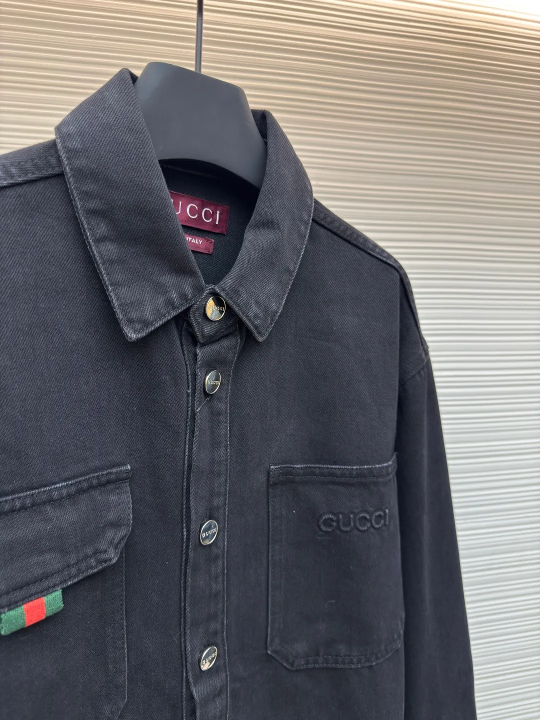 Gucci denim red and green striped denim jacket ●Authentic product: purchased and developed by 4874 ●Item number: 1680336-B80 ●Fabric: denim denim fabric ●Technology: washed production ●Version: fitted version ●Weight: about 1030 grams ●Size: 46-48-50-52 ●Description: Dark color matching is a creative interpretation of the exquisite atmosphere of early autumn. Behind the unpretentious colors lies a complex internal structure and low-key and restrained details, which is simple but not simple. This regular version is crafted from stonewashed denim fabric, with Gucci embroidery and red and green webbing pull-loop details cleverly incorporated into it, doubling the charm of the entire design. The overall wiring is straight and delicate, the fabric is comfortable and soft, and the color is consistent without color difference. It can be matched with the same style to create a fashionable look and control various occasions. Customized accessories, complete with three standards, same style for men and women!