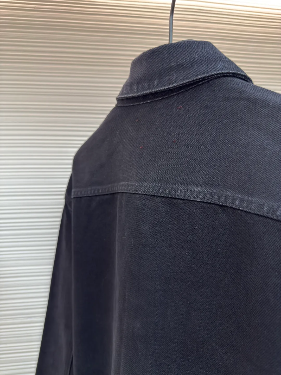 Gucci denim red and green striped denim jacket ●Authentic product: purchased and developed by 4874 ●Item number: 1680336-B80 ●Fabric: denim denim fabric ●Technology: washed production ●Version: fitted version ●Weight: about 1030 grams ●Size: 46-48-50-52 ●Description: Dark color matching is a creative interpretation of the exquisite atmosphere of early autumn. Behind the unpretentious colors lies a complex internal structure and low-key and restrained details, which is simple but not simple. This regular version is crafted from stonewashed denim fabric, with Gucci embroidery and red and green webbing pull-loop details cleverly incorporated into it, doubling the charm of the entire design. The overall wiring is straight and delicate, the fabric is comfortable and soft, and the color is consistent without color difference. It can be matched with the same style to create a fashionable look and control various occasions. Customized accessories, complete with three standards, same style for men and women!