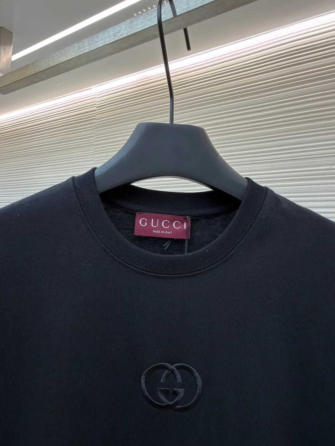 Gucci Double G embroidered round neck short sleeves ●Original version: Purchased and developed for 5300 ●Item number: 1682500-X90 ●Fabric: fine velvet knitted cotton fabric ●Technology: embroidery production ●Color: black ●Version: fitted version ●Weight: about 295 grams ●Size: S-M-L-XL ●Description: Made of 15S special woven compact cotton fine velvet knitted fabric with a weight of 230g/㎡; paired with 32S high count and high weight 1x1 rib, with a weight of 340g/㎡. Ribbing is used on the collar to ensure excellent elastic recovery and deformation resistance of the collar. The fabric uses compact spinning technology to effectively reduce yarn hairiness, making the fabric structure tighter, the surface smoother, and the pilling resistance better. The weight of 230g is medium to heavy, which gives the T-shirt good stiffness and drape, and is not easy to collapse, ensuring the texture of high-end ready-to-wear. The fine velvet knitted fabric has been lightly brushed or raised, giving it a softer, waxier skin-friendly feel than ordinary plain cotton. Three-dimensional stitch embroidery is an embroidery process that uses high-density linear stitches to be closely arranged to form raised lines. The core is to use thicker embroidery thread, and the stitches are continuous and even without gaps. It naturally produces a raised height of 1-2 mm, making the edges of the pattern clear and sharp, and the touch feeling full and solid. The overall wiring is straight and delicate, the fabric is comfortable and soft, and the color is consistent without color difference. It can be matched with the same style to create a fashionable look and control various occasions. Customized accessories, complete with three standards, same style for men and women!