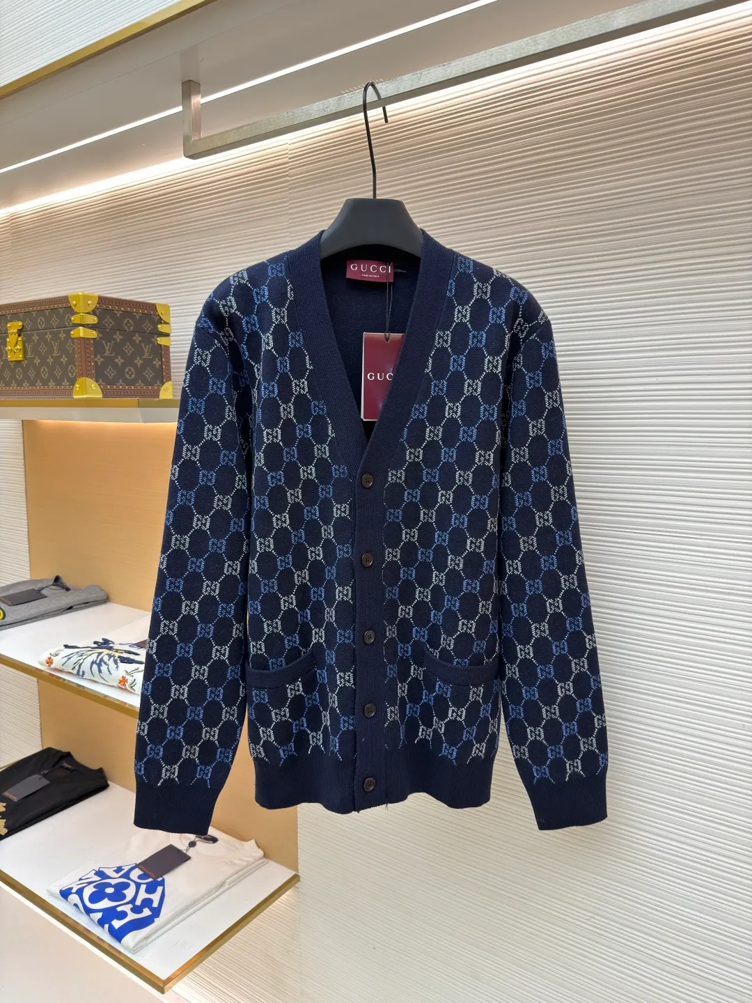 Gucci buttoned woolen cardigan ●Original version: Purchased and developed for 22800 ●Item number: 1682405-B90 ●Fabric: wool fabric ●Technology: knitted ●Color: blue ●Version: loose fit ●Weight: about 750 grams ●Size: XS-S-M-L ●Description: The wool material is made of 48s wool blended yarn, colored according to YB, and the color similarity is more than 95%. The machine uses a 14-needle imported Shima Seiki Sima machine, a 14-needle SXR123 three-needle double-sided flying thread jacquard fabric piece, a single piece takes 220 minutes per piece, a 20-needle plate cover is used for stitching, custom-made laser logo hand-stitched buttons, and specific three-label washing. The overall wiring is straight and delicate, the fabric is comfortable and soft, and the color is consistent without color difference. It can be matched with the same style to create a fashionable look and control various occasions. Customized accessories, complete with three standards, same style for men and women!