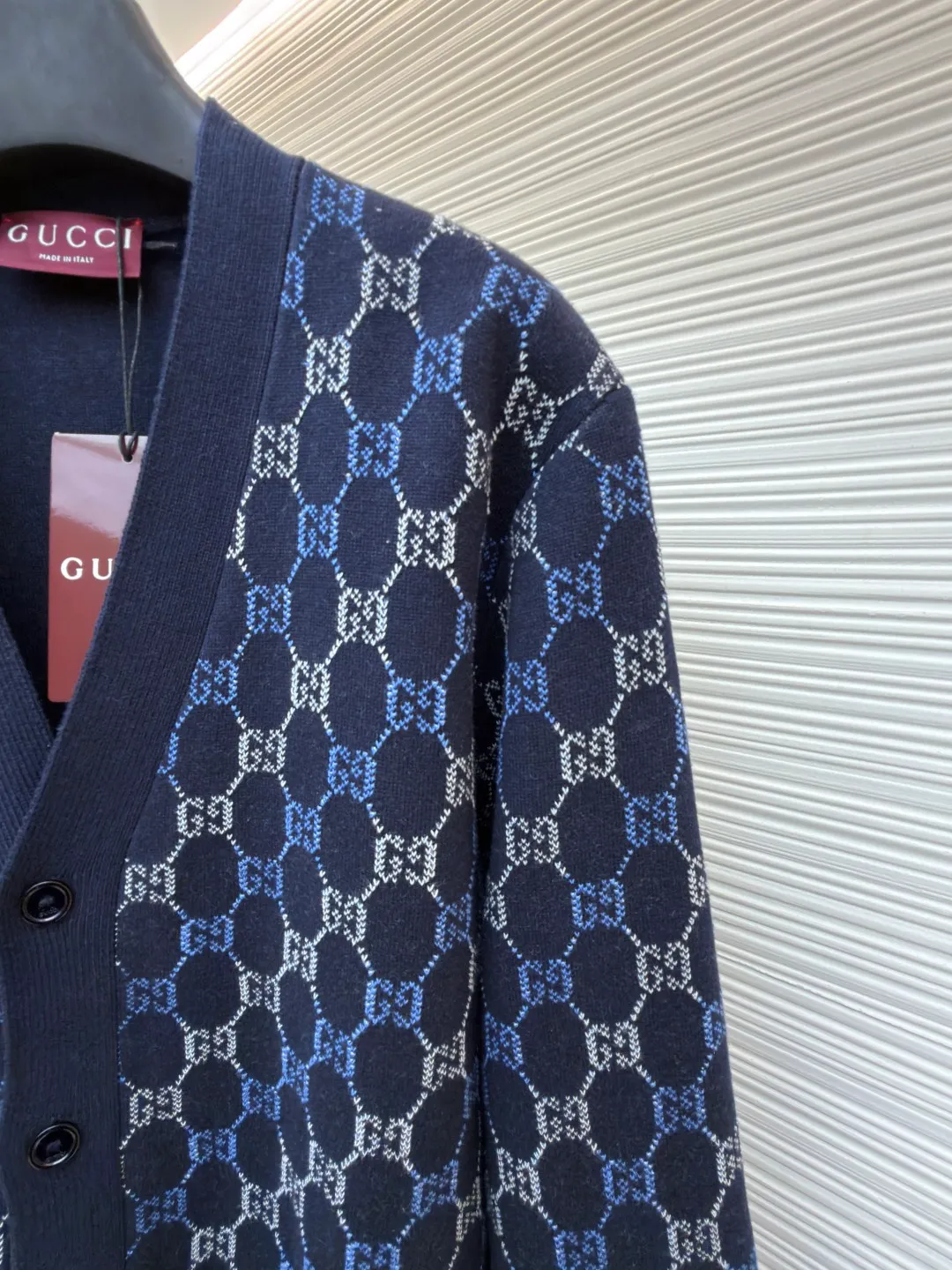 Gucci buttoned woolen cardigan ●Original version: Purchased and developed for 22800 ●Item number: 1682405-B90 ●Fabric: wool fabric ●Technology: knitted ●Color: blue ●Version: loose fit ●Weight: about 750 grams ●Size: XS-S-M-L ●Description: The wool material is made of 48s wool blended yarn, colored according to YB, and the color similarity is more than 95%. The machine uses a 14-needle imported Shima Seiki Sima machine, a 14-needle SXR123 three-needle double-sided flying thread jacquard fabric piece, a single piece takes 220 minutes per piece, a 20-needle plate cover is used for stitching, custom-made laser logo hand-stitched buttons, and specific three-label washing. The overall wiring is straight and delicate, the fabric is comfortable and soft, and the color is consistent without color difference. It can be matched with the same style to create a fashionable look and control various occasions. Customized accessories, complete with three standards, same style for men and women!