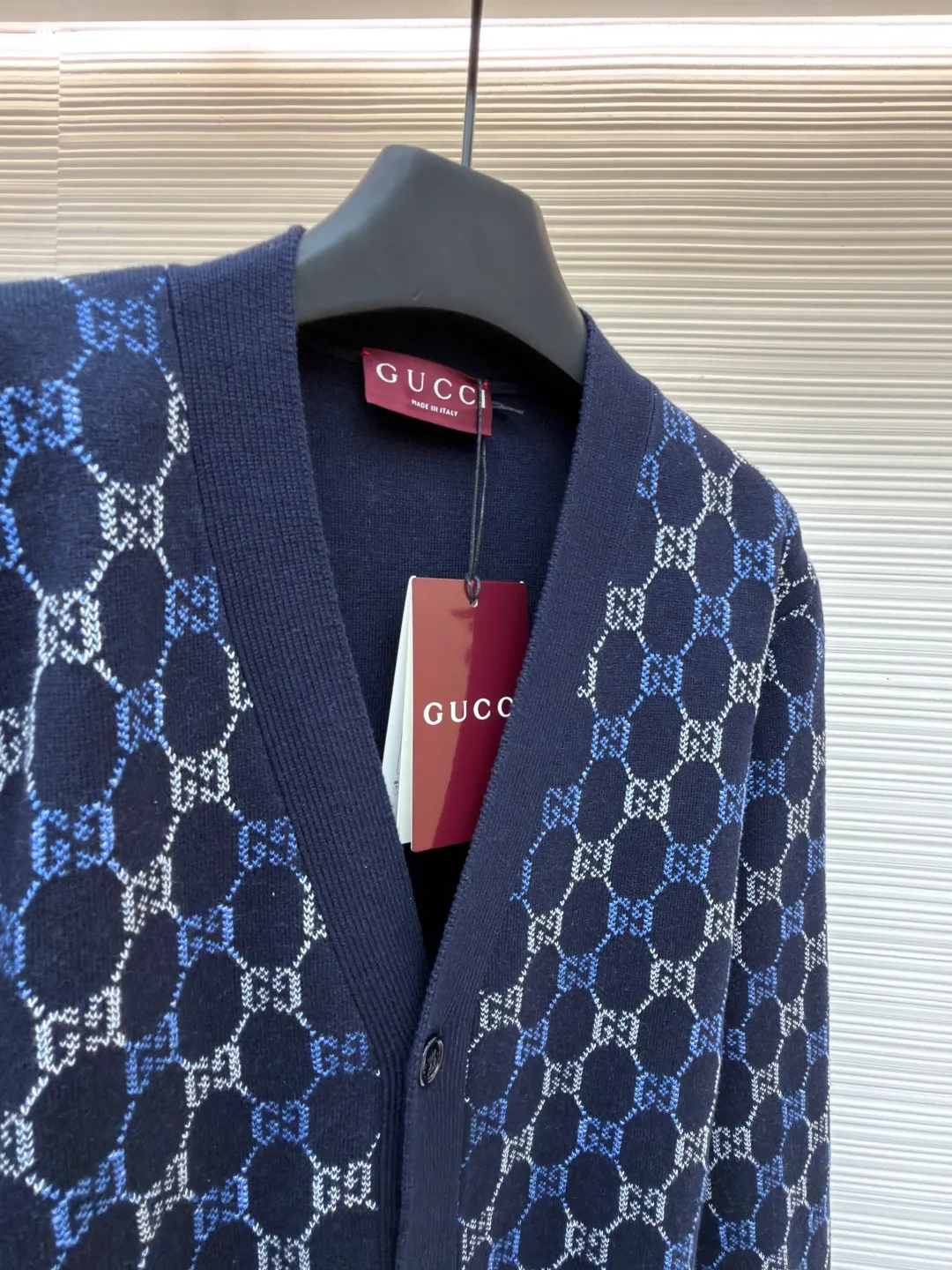 Gucci buttoned woolen cardigan ●Original version: Purchased and developed for 22800 ●Item number: 1682405-B90 ●Fabric: wool fabric ●Technology: knitted ●Color: blue ●Version: loose fit ●Weight: about 750 grams ●Size: XS-S-M-L ●Description: The wool material is made of 48s wool blended yarn, colored according to YB, and the color similarity is more than 95%. The machine uses a 14-needle imported Shima Seiki Sima machine, a 14-needle SXR123 three-needle double-sided flying thread jacquard fabric piece, a single piece takes 220 minutes per piece, a 20-needle plate cover is used for stitching, custom-made laser logo hand-stitched buttons, and specific three-label washing. The overall wiring is straight and delicate, the fabric is comfortable and soft, and the color is consistent without color difference. It can be matched with the same style to create a fashionable look and control various occasions. Customized accessories, complete with three standards, same style for men and women!