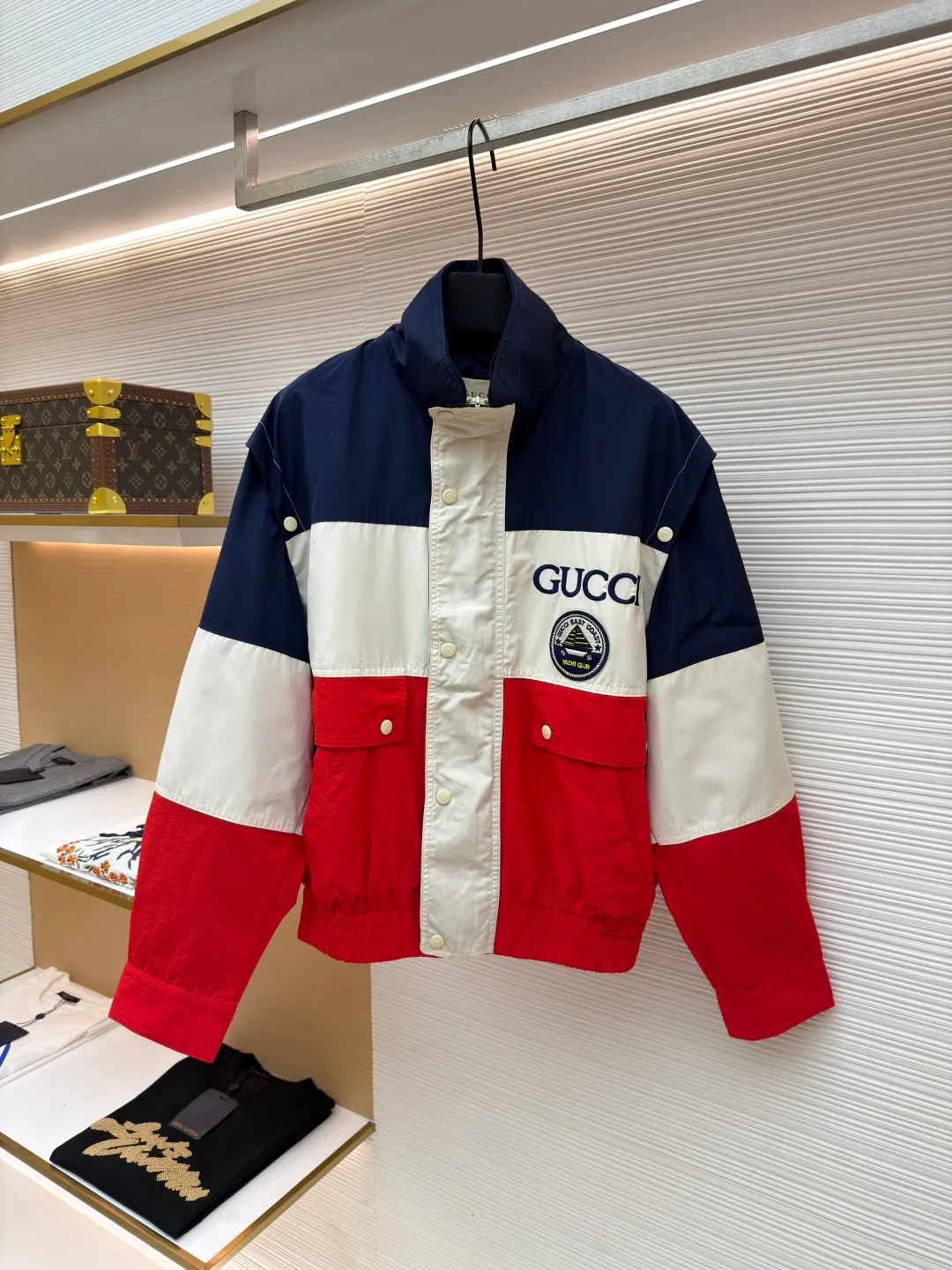 Gucci fake two-piece color-blocked windbreaker jacket ●Original version: purchased and developed for 24200 ●Item number: 1681156-C95 ●Fabric: 50D polyester-cotton blended plain fabric ●Technology: embroidery production ●Color: blue, white and red ●Version: fitted version ●Weight: about 580 grams ●Size: 44-46-48-50 ●Description: The fabric is made of 50D polyester-cotton blended plain weave. The entire dress design is made of three-color fabrics. The apricot-colored part in the middle is made of double-layer fabric to increase the width of the dress. The front panel is embroidered with a Tajima embroidery machine imported from Japan. The letters are directly cut and embroidered with cotton thread. The round navy club embroidered chapter is later attached with hand embroidery. Matching 1 00% nylon square checkered jacquard lining, custom-made bronze hardware snap buttons, face buttons sprayed with matte frosted paint on the Y version, the whole dress has 21 pairs of snap buttons, and the upper sleeves are made of 5 pairs of practical snap buttons. The two sleeves are detachable, and the garment can be worn as a vest. The overall wiring is straight and delicate, the fabric is comfortable and soft, and the color is consistent without color difference. It can be matched with the same style to create a fashionable look, and can be used in various occasions. Customized accessories, complete with three standards, same style for men and women!