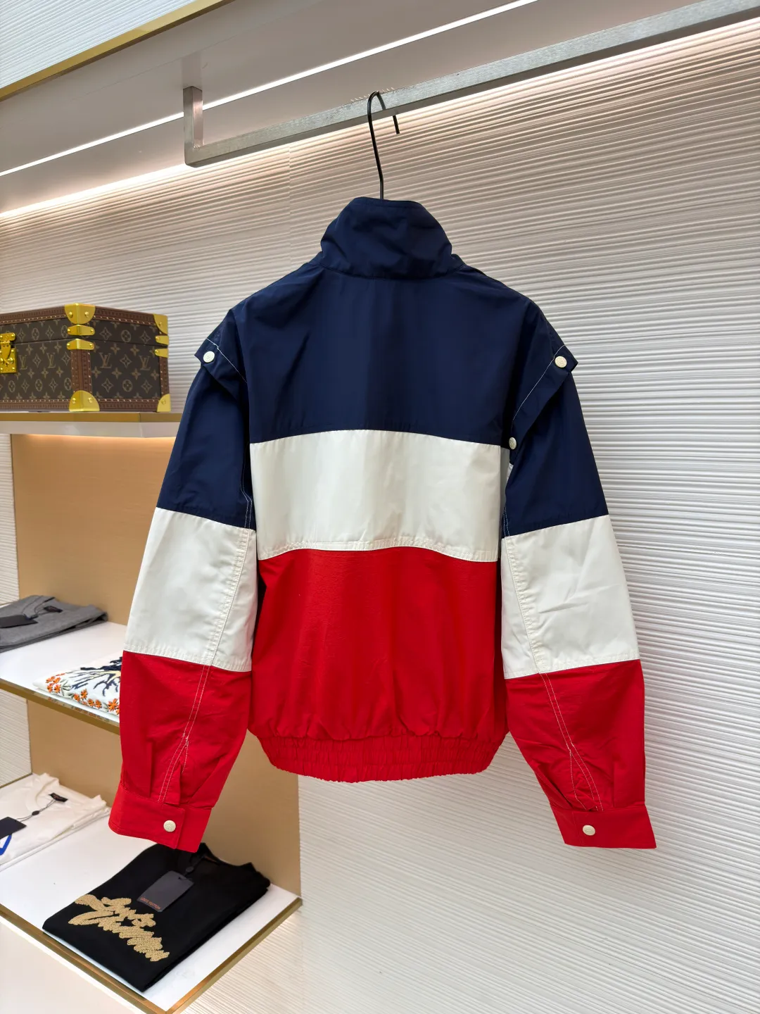 Gucci fake two-piece color-blocked windbreaker jacket ●Original version: purchased and developed for 24200 ●Item number: 1681156-C95 ●Fabric: 50D polyester-cotton blended plain fabric ●Technology: embroidery production ●Color: blue, white and red ●Version: fitted version ●Weight: about 580 grams ●Size: 44-46-48-50 ●Description: The fabric is made of 50D polyester-cotton blended plain weave. The entire dress design is made of three-color fabrics. The apricot-colored part in the middle is made of double-layer fabric to increase the width of the dress. The front panel is embroidered with a Tajima embroidery machine imported from Japan. The letters are directly cut and embroidered with cotton thread. The round navy club embroidered chapter is later attached with hand embroidery. Matching 1 00% nylon square checkered jacquard lining, custom-made bronze hardware snap buttons, face buttons sprayed with matte frosted paint on the Y version, the whole dress has 21 pairs of snap buttons, and the upper sleeves are made of 5 pairs of practical snap buttons. The two sleeves are detachable, and the garment can be worn as a vest. The overall wiring is straight and delicate, the fabric is comfortable and soft, and the color is consistent without color difference. It can be matched with the same style to create a fashionable look, and can be used in various occasions. Customized accessories, complete with three standards, same style for men and women!