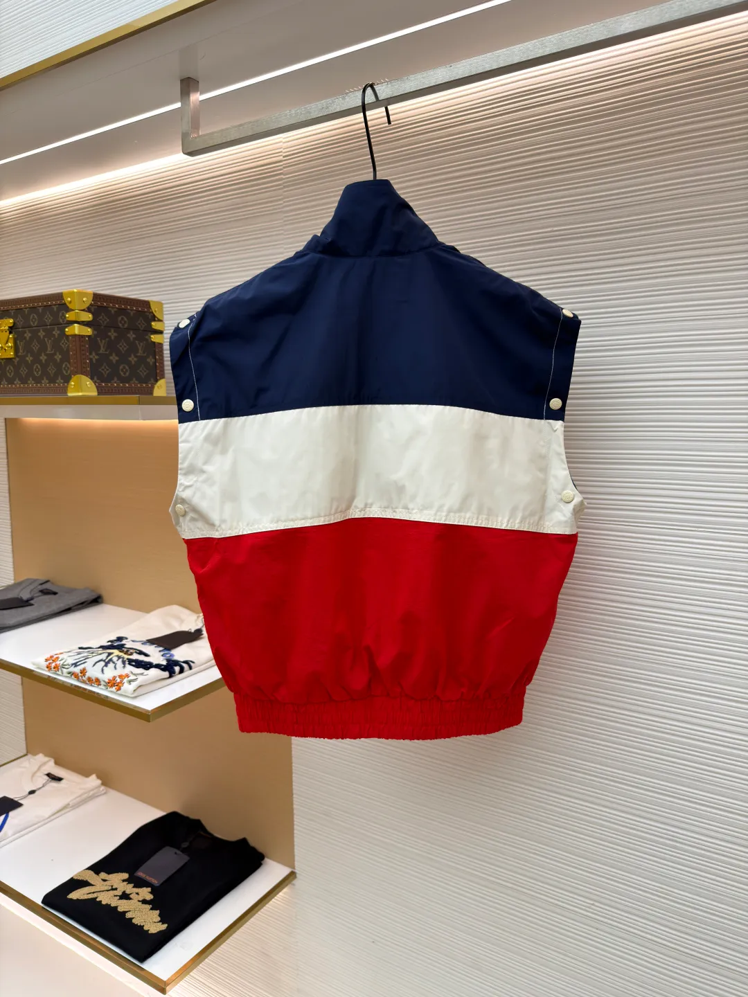 Gucci fake two-piece color-blocked windbreaker jacket ●Original version: purchased and developed for 24200 ●Item number: 1681156-C95 ●Fabric: 50D polyester-cotton blended plain fabric ●Technology: embroidery production ●Color: blue, white and red ●Version: fitted version ●Weight: about 580 grams ●Size: 44-46-48-50 ●Description: The fabric is made of 50D polyester-cotton blended plain weave. The entire dress design is made of three-color fabrics. The apricot-colored part in the middle is made of double-layer fabric to increase the width of the dress. The front panel is embroidered with a Tajima embroidery machine imported from Japan. The letters are directly cut and embroidered with cotton thread. The round navy club embroidered chapter is later attached with hand embroidery. Matching 1 00% nylon square checkered jacquard lining, custom-made bronze hardware snap buttons, face buttons sprayed with matte frosted paint on the Y version, the whole dress has 21 pairs of snap buttons, and the upper sleeves are made of 5 pairs of practical snap buttons. The two sleeves are detachable, and the garment can be worn as a vest. The overall wiring is straight and delicate, the fabric is comfortable and soft, and the color is consistent without color difference. It can be matched with the same style to create a fashionable look, and can be used in various occasions. Customized accessories, complete with three standards, same style for men and women!