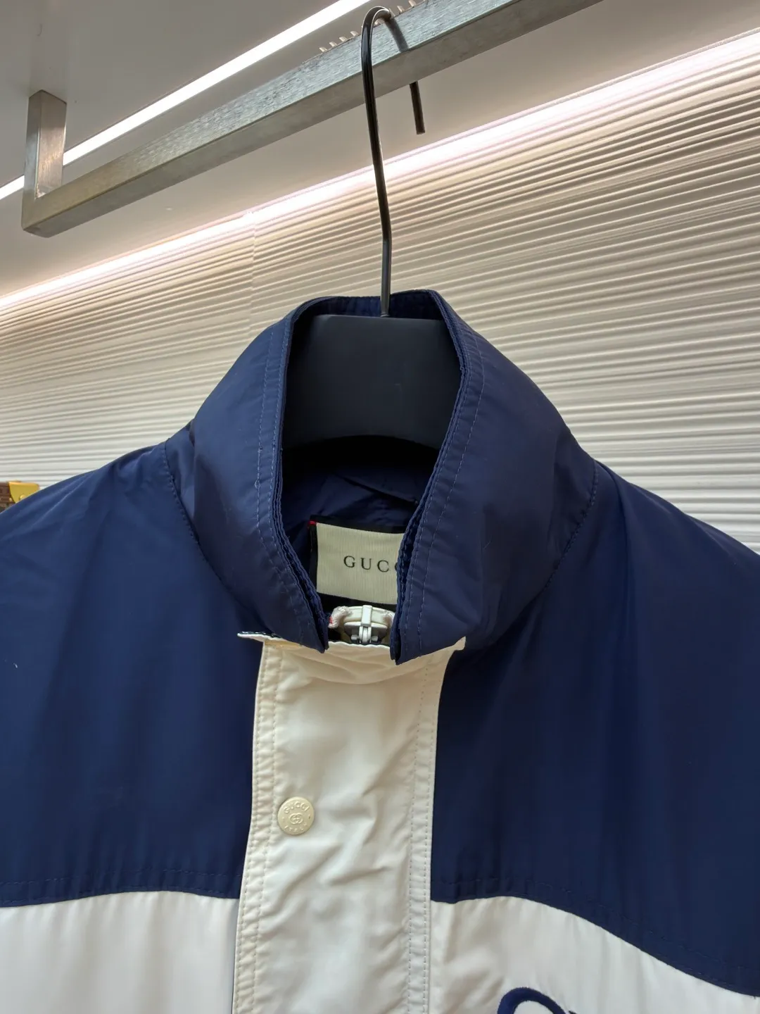 Gucci fake two-piece color-blocked windbreaker jacket ●Original version: purchased and developed for 24200 ●Item number: 1681156-C95 ●Fabric: 50D polyester-cotton blended plain fabric ●Technology: embroidery production ●Color: blue, white and red ●Version: fitted version ●Weight: about 580 grams ●Size: 44-46-48-50 ●Description: The fabric is made of 50D polyester-cotton blended plain weave. The entire dress design is made of three-color fabrics. The apricot-colored part in the middle is made of double-layer fabric to increase the width of the dress. The front panel is embroidered with a Tajima embroidery machine imported from Japan. The letters are directly cut and embroidered with cotton thread. The round navy club embroidered chapter is later attached with hand embroidery. Matching 1 00% nylon square checkered jacquard lining, custom-made bronze hardware snap buttons, face buttons sprayed with matte frosted paint on the Y version, the whole dress has 21 pairs of snap buttons, and the upper sleeves are made of 5 pairs of practical snap buttons. The two sleeves are detachable, and the garment can be worn as a vest. The overall wiring is straight and delicate, the fabric is comfortable and soft, and the color is consistent without color difference. It can be matched with the same style to create a fashionable look, and can be used in various occasions. Customized accessories, complete with three standards, same style for men and women!
