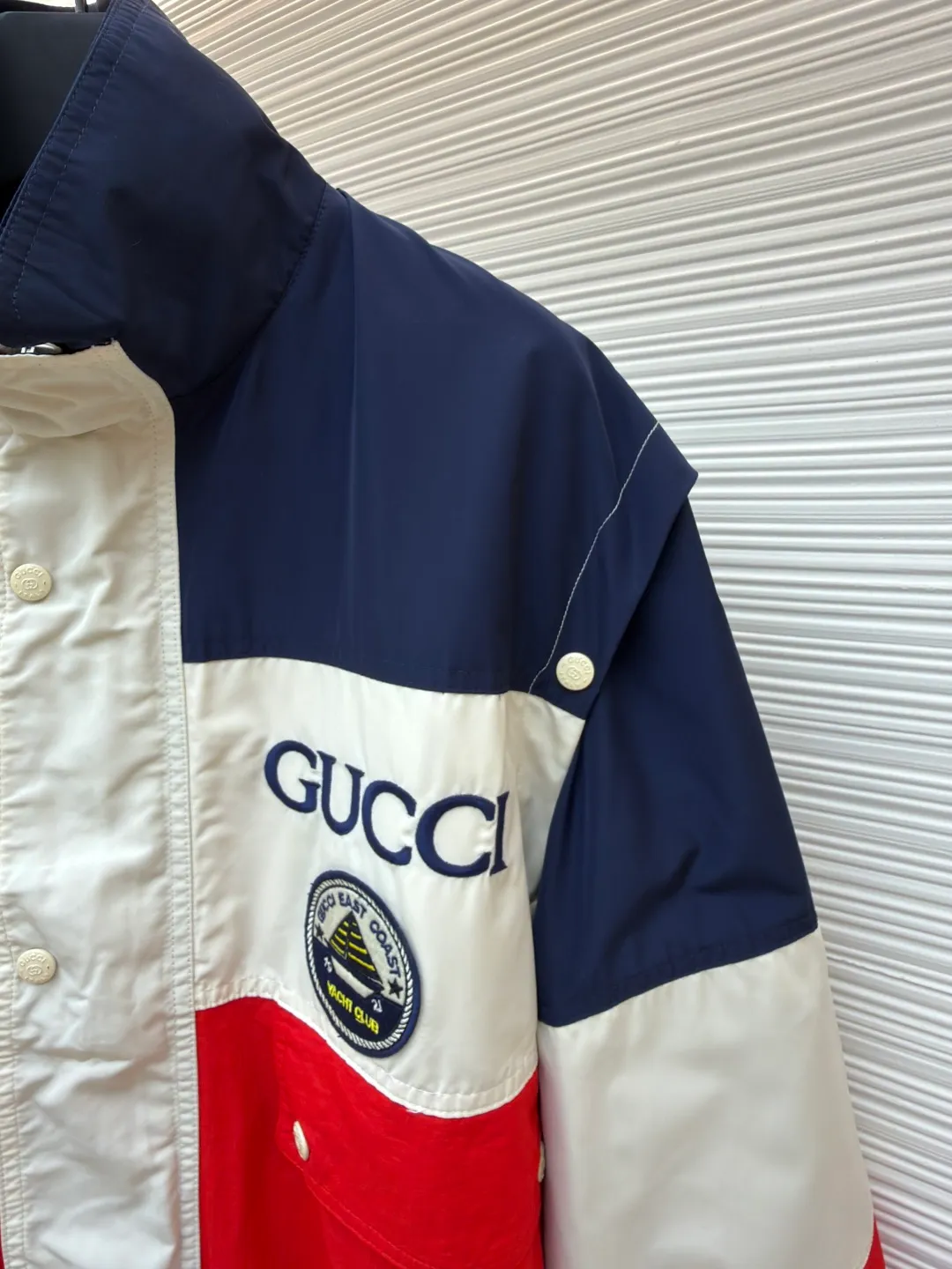 Gucci fake two-piece color-blocked windbreaker jacket ●Original version: purchased and developed for 24200 ●Item number: 1681156-C95 ●Fabric: 50D polyester-cotton blended plain fabric ●Technology: embroidery production ●Color: blue, white and red ●Version: fitted version ●Weight: about 580 grams ●Size: 44-46-48-50 ●Description: The fabric is made of 50D polyester-cotton blended plain weave. The entire dress design is made of three-color fabrics. The apricot-colored part in the middle is made of double-layer fabric to increase the width of the dress. The front panel is embroidered with a Tajima embroidery machine imported from Japan. The letters are directly cut and embroidered with cotton thread. The round navy club embroidered chapter is later attached with hand embroidery. Matching 1 00% nylon square checkered jacquard lining, custom-made bronze hardware snap buttons, face buttons sprayed with matte frosted paint on the Y version, the whole dress has 21 pairs of snap buttons, and the upper sleeves are made of 5 pairs of practical snap buttons. The two sleeves are detachable, and the garment can be worn as a vest. The overall wiring is straight and delicate, the fabric is comfortable and soft, and the color is consistent without color difference. It can be matched with the same style to create a fashionable look, and can be used in various occasions. Customized accessories, complete with three standards, same style for men and women!