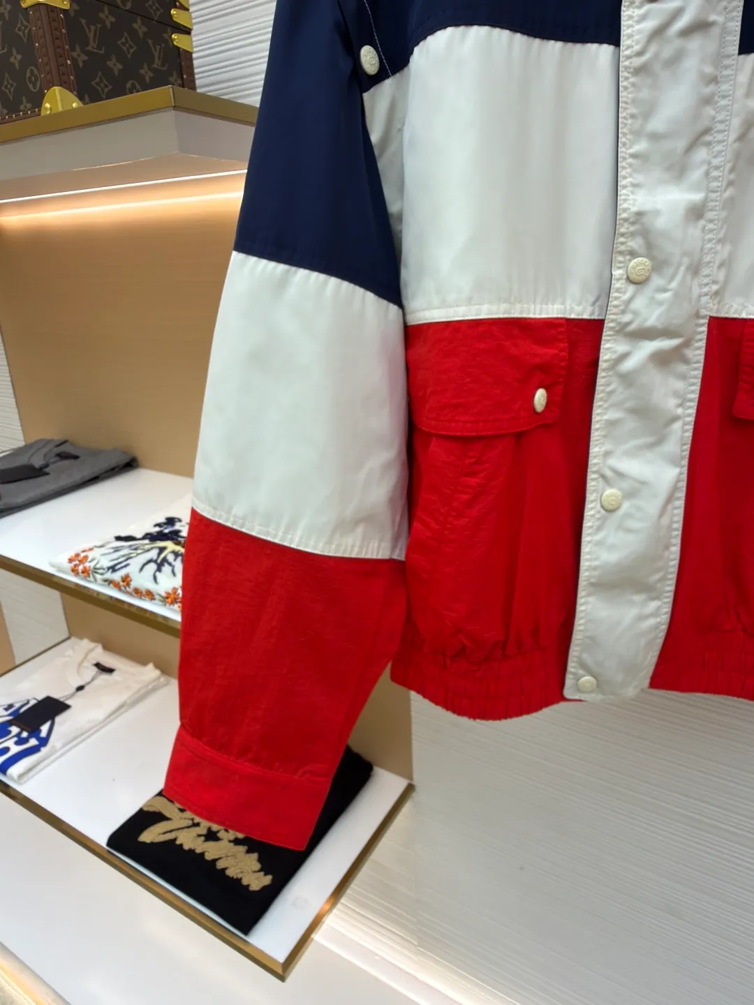 Gucci fake two-piece color-blocked windbreaker jacket ●Original version: purchased and developed for 24200 ●Item number: 1681156-C95 ●Fabric: 50D polyester-cotton blended plain fabric ●Technology: embroidery production ●Color: blue, white and red ●Version: fitted version ●Weight: about 580 grams ●Size: 44-46-48-50 ●Description: The fabric is made of 50D polyester-cotton blended plain weave. The entire dress design is made of three-color fabrics. The apricot-colored part in the middle is made of double-layer fabric to increase the width of the dress. The front panel is embroidered with a Tajima embroidery machine imported from Japan. The letters are directly cut and embroidered with cotton thread. The round navy club embroidered chapter is later attached with hand embroidery. Matching 1 00% nylon square checkered jacquard lining, custom-made bronze hardware snap buttons, face buttons sprayed with matte frosted paint on the Y version, the whole dress has 21 pairs of snap buttons, and the upper sleeves are made of 5 pairs of practical snap buttons. The two sleeves are detachable, and the garment can be worn as a vest. The overall wiring is straight and delicate, the fabric is comfortable and soft, and the color is consistent without color difference. It can be matched with the same style to create a fashionable look, and can be used in various occasions. Customized accessories, complete with three standards, same style for men and women!