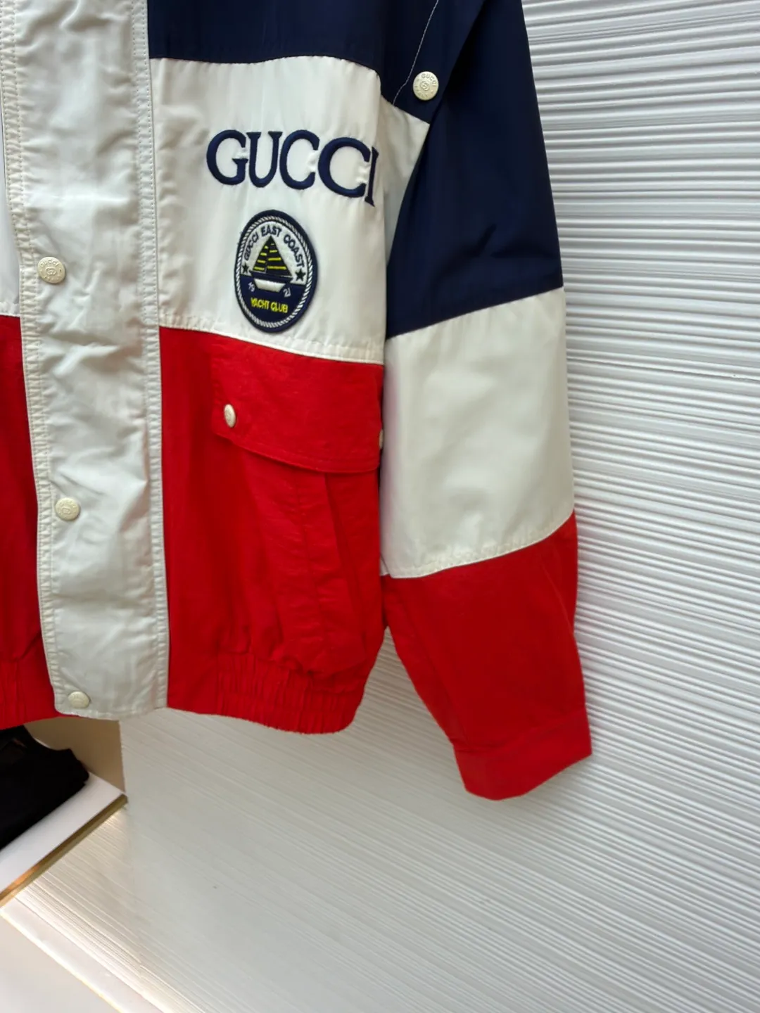 Gucci fake two-piece color-blocked windbreaker jacket ●Original version: purchased and developed for 24200 ●Item number: 1681156-C95 ●Fabric: 50D polyester-cotton blended plain fabric ●Technology: embroidery production ●Color: blue, white and red ●Version: fitted version ●Weight: about 580 grams ●Size: 44-46-48-50 ●Description: The fabric is made of 50D polyester-cotton blended plain weave. The entire dress design is made of three-color fabrics. The apricot-colored part in the middle is made of double-layer fabric to increase the width of the dress. The front panel is embroidered with a Tajima embroidery machine imported from Japan. The letters are directly cut and embroidered with cotton thread. The round navy club embroidered chapter is later attached with hand embroidery. Matching 1 00% nylon square checkered jacquard lining, custom-made bronze hardware snap buttons, face buttons sprayed with matte frosted paint on the Y version, the whole dress has 21 pairs of snap buttons, and the upper sleeves are made of 5 pairs of practical snap buttons. The two sleeves are detachable, and the garment can be worn as a vest. The overall wiring is straight and delicate, the fabric is comfortable and soft, and the color is consistent without color difference. It can be matched with the same style to create a fashionable look, and can be used in various occasions. Customized accessories, complete with three standards, same style for men and women!
