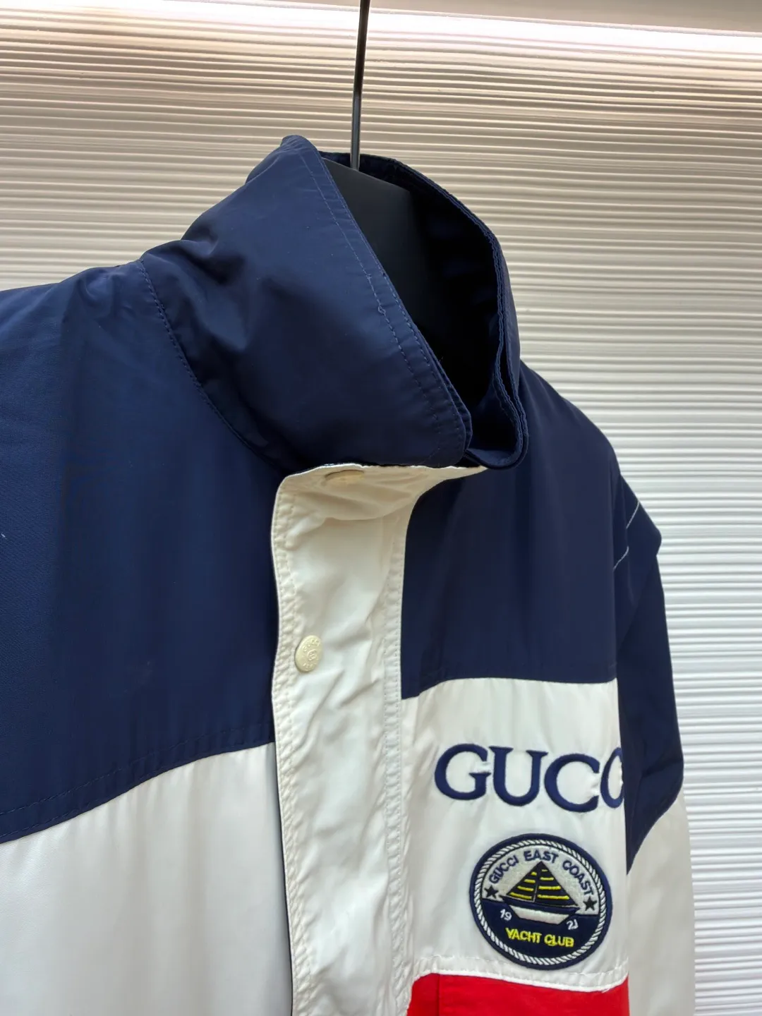 Gucci fake two-piece color-blocked windbreaker jacket ●Original version: purchased and developed for 24200 ●Item number: 1681156-C95 ●Fabric: 50D polyester-cotton blended plain fabric ●Technology: embroidery production ●Color: blue, white and red ●Version: fitted version ●Weight: about 580 grams ●Size: 44-46-48-50 ●Description: The fabric is made of 50D polyester-cotton blended plain weave. The entire dress design is made of three-color fabrics. The apricot-colored part in the middle is made of double-layer fabric to increase the width of the dress. The front panel is embroidered with a Tajima embroidery machine imported from Japan. The letters are directly cut and embroidered with cotton thread. The round navy club embroidered chapter is later attached with hand embroidery. Matching 1 00% nylon square checkered jacquard lining, custom-made bronze hardware snap buttons, face buttons sprayed with matte frosted paint on the Y version, the whole dress has 21 pairs of snap buttons, and the upper sleeves are made of 5 pairs of practical snap buttons. The two sleeves are detachable, and the garment can be worn as a vest. The overall wiring is straight and delicate, the fabric is comfortable and soft, and the color is consistent without color difference. It can be matched with the same style to create a fashionable look, and can be used in various occasions. Customized accessories, complete with three standards, same style for men and women!