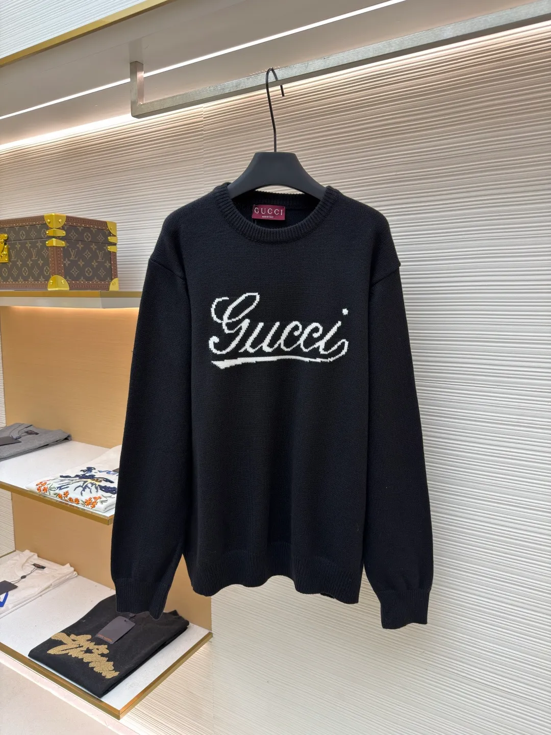 Gucci intarsia knitted sweater ●Original version: Purchased and developed by 5093 ●Item number: 1681847-A85 ●Material: Luxury silk cotton elegant knitted fabric ●Technology: Intarsia jacquard weaving ●Color: black ●Version: Fitted version ●Weight: about 610 grams ●Size: S-M-L-XL ●Description: Custom-woven luxurious silk cotton elegant knitted material Full of texture Comfortable to the skin Use light gray as the canvas Noble and elegant, the brand logo is outlined in pure white. The Gucci intarsia is attached to the sweater in the form of art, as if it has been given a soul. The dropped shoulder design can well modify the neck line, control the complexity with simplicity, and dominate the overall situation with a restrained presence. The simple and versatile style is like a classic movement. Eternal echo craft 1: Intarsia jacquard weaving method. Gucci patterns and textures are formed on the fabric by interweaving yarns of different colors. Fine weaving not only ensures the clarity of the pattern, but also greatly enhances the durability of the fabric. Craft 2: The sewing machine performs narrowing stitches, edge closing, and jacquard effect. The prominent pattern formed on the fabric through a specific weaving process adds visual effects. Neat and orderly process 3: Garment washing water softening and deodorizing process. Professional washing equipment and specific detergents are used to deep clean and deodorize the clothes to improve the feel and appearance of the clothes. The overall wiring is straight and delicate, the fabric is comfortable and soft, and the color is consistent without color difference. It can be matched with the same style to create a fashionable look and control various occasions. Customized accessories, complete with three standards, same style for men and women!