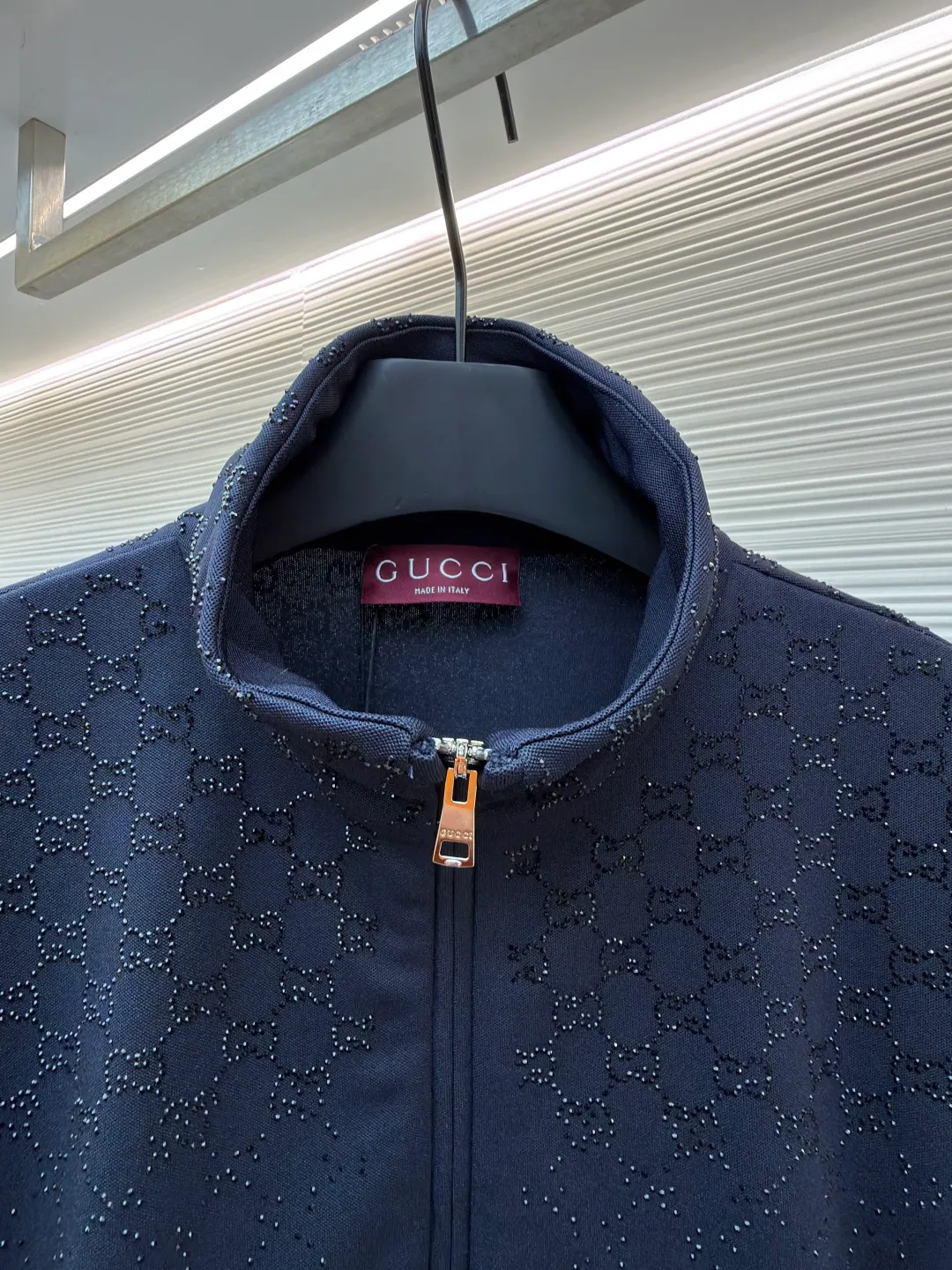 Gucci hot-drilled zipper turtleneck jacket ●Original version: Purchased and developed for 26,000 ●Item number: 1682327-B80 ●Material: 100% cotton ●Technology: Hot-drilled production ●Color: black ●Version: Fitted version ●Weight: about 935 grams ●Size: S-M-L-XL ●Description: Using 32 double beads, custom-woven extra thick version. The thread adopts double-layer thickened pure cotton flat machine rib. The access control zipper uses an electroplated metal puller with electroplated pull teeth of the same color. The pocket zippers are made of nylon rubber teeth. Made with engraved Gucci logo. The hot diamond is made of imitation crystal, and the gradient style design presents a visual impact, embellished with the brand's double G graphics. Original customized 1:1 picture board. Gradient crystal embroideries create dazzling contrasts with the textures of the brand’s signature fabrics, such as GG canvas, jersey, knitted cotton and pique cotton. Crafted from dark blue jersey, this zippered jacket is embellished with gradient GG crystals for a sophisticated look. The overall wiring is straight and delicate, the fabric is comfortable and soft, and the color is consistent without color difference. It can be matched with the same style to create a fashionable look and control various occasions. Customized accessories, complete with three standards, same style for men and women!