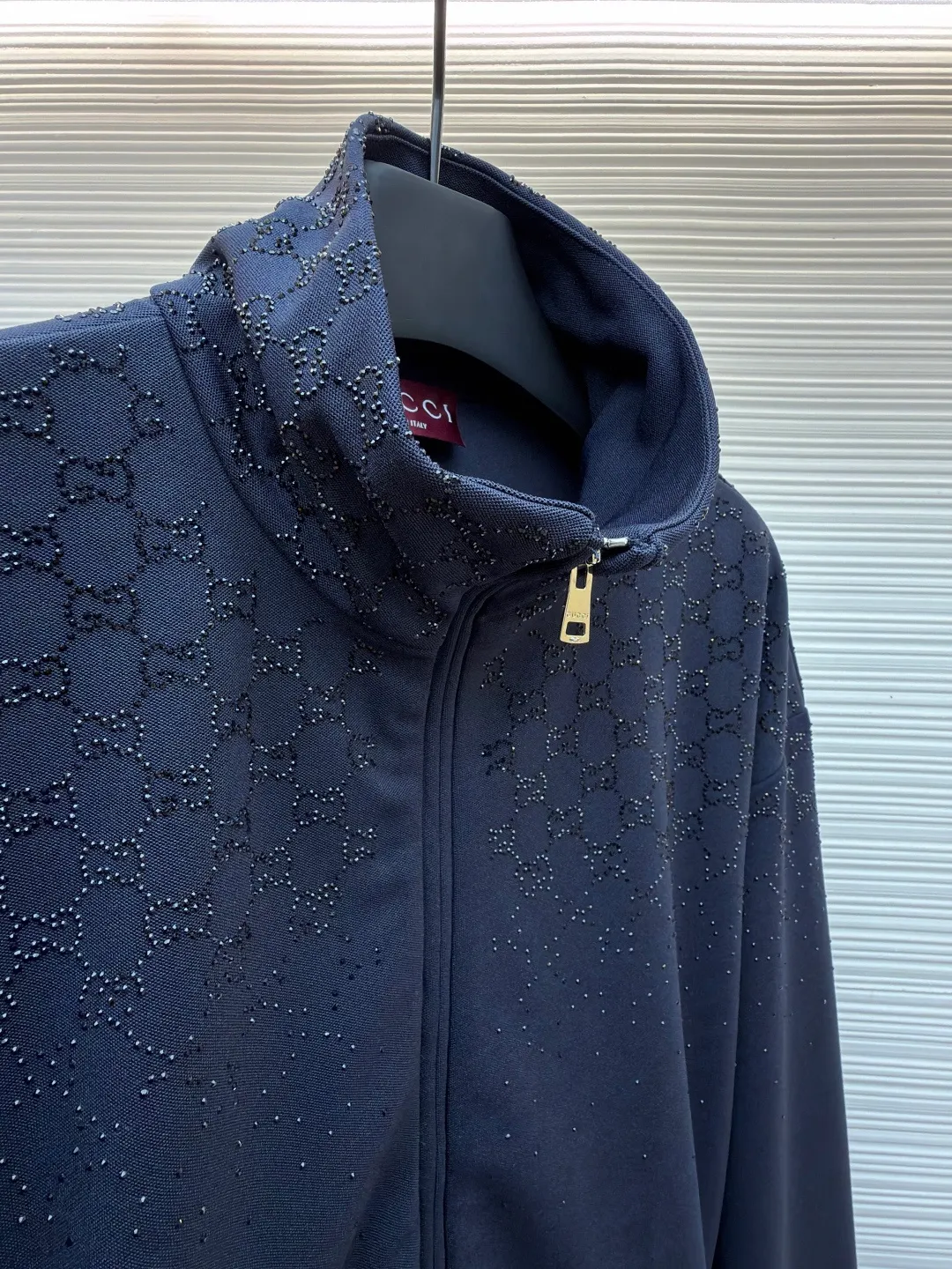 Gucci hot-drilled zipper turtleneck jacket ●Original version: Purchased and developed for 26,000 ●Item number: 1682327-B80 ●Material: 100% cotton ●Technology: Hot-drilled production ●Color: black ●Version: Fitted version ●Weight: about 935 grams ●Size: S-M-L-XL ●Description: Using 32 double beads, custom-woven extra thick version. The thread adopts double-layer thickened pure cotton flat machine rib. The access control zipper uses an electroplated metal puller with electroplated pull teeth of the same color. The pocket zippers are made of nylon rubber teeth. Made with engraved Gucci logo. The hot diamond is made of imitation crystal, and the gradient style design presents a visual impact, embellished with the brand's double G graphics. Original customized 1:1 picture board. Gradient crystal embroideries create dazzling contrasts with the textures of the brand’s signature fabrics, such as GG canvas, jersey, knitted cotton and pique cotton. Crafted from dark blue jersey, this zippered jacket is embellished with gradient GG crystals for a sophisticated look. The overall wiring is straight and delicate, the fabric is comfortable and soft, and the color is consistent without color difference. It can be matched with the same style to create a fashionable look and control various occasions. Customized accessories, complete with three standards, same style for men and women!