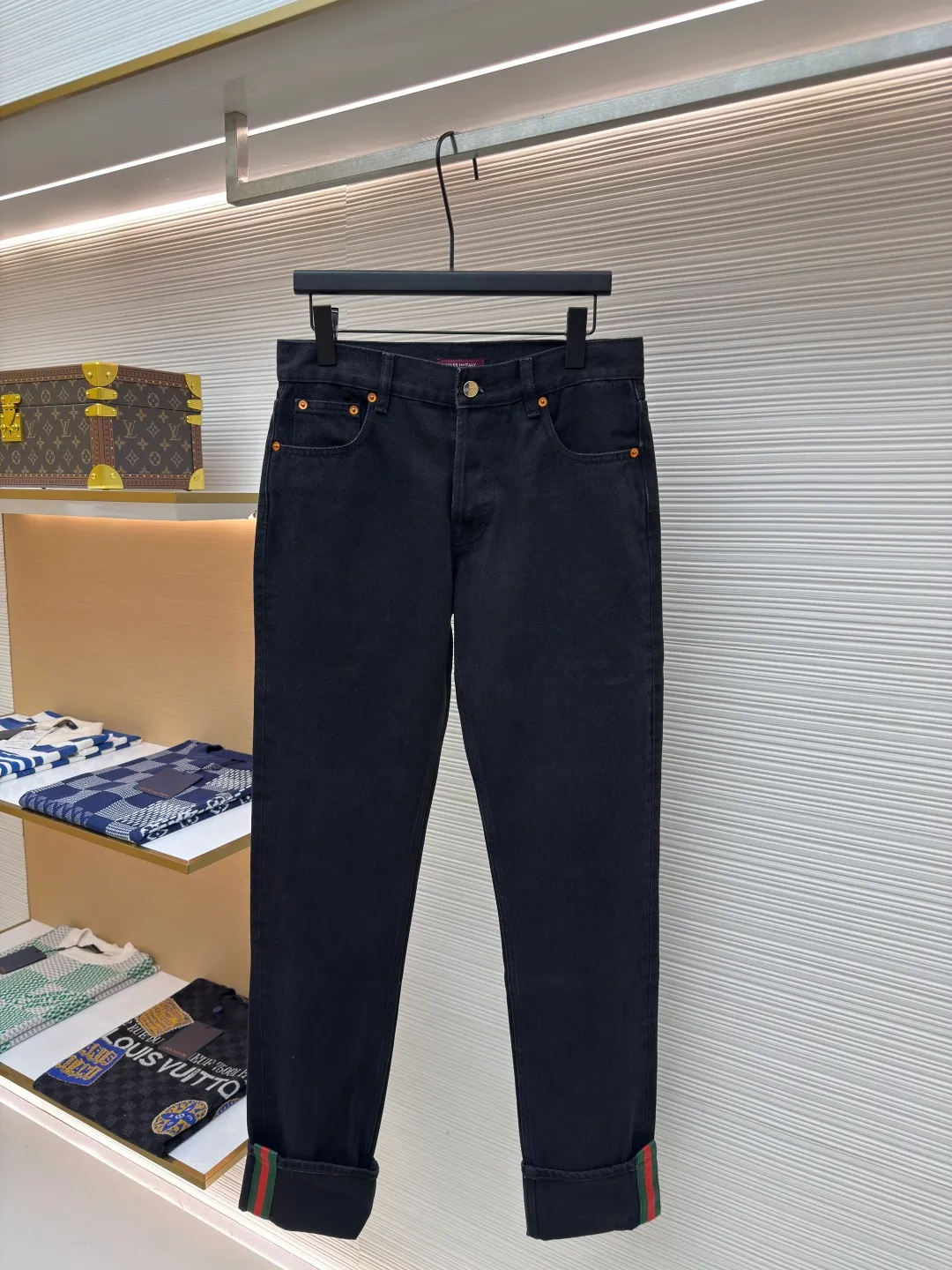 Gucci denim red and green striped jeans ●Authentic product: Purchased and developed by 3119 ●Item number: 1680335-B40 ●Material: denim denim fabric ●Technology: washed production ●Version: fitted version ●Weight: about 735 grams ●Size: 30-31-32-33-34-36 ●Description: Dark color matching is a creative interpretation of the exquisite atmosphere of early autumn. Behind the unpretentious colors lies a complex internal structure and low-key and restrained details, which is simple but not simple. This regular version is crafted from stonewashed denim fabric, with Gucci embroidery and red and green webbing pull-loop details cleverly incorporated into it, doubling the charm of the entire design. The overall wiring is straight and delicate, the fabric is comfortable and soft, and the color is consistent without color difference. It can be matched with the same style to create a fashionable look and control various occasions. Customized accessories, complete with three standards, same style for men and women!