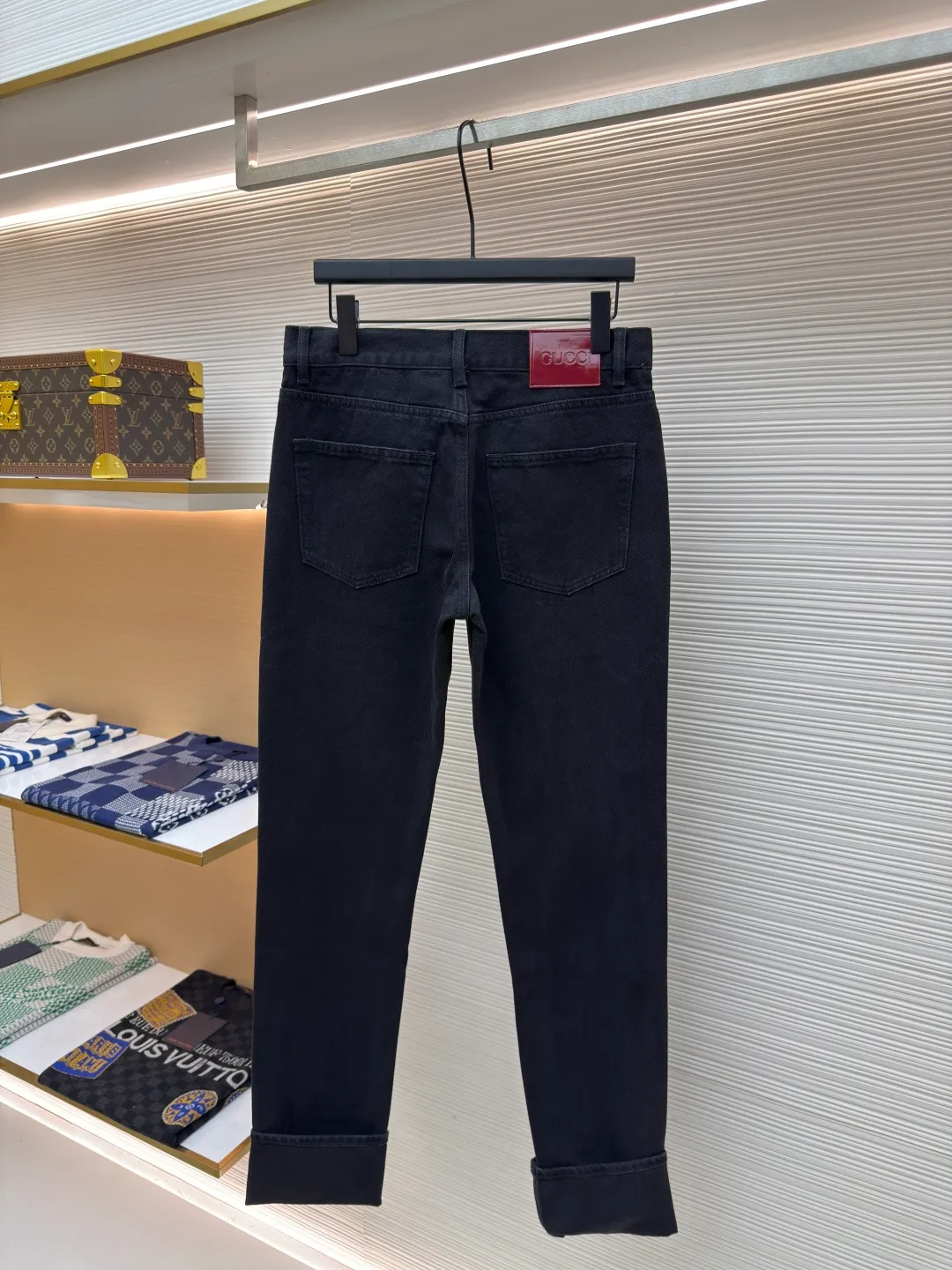 Gucci denim red and green striped jeans ●Authentic product: Purchased and developed by 3119 ●Item number: 1680335-B40 ●Material: denim denim fabric ●Technology: washed production ●Version: fitted version ●Weight: about 735 grams ●Size: 30-31-32-33-34-36 ●Description: Dark color matching is a creative interpretation of the exquisite atmosphere of early autumn. Behind the unpretentious colors lies a complex internal structure and low-key and restrained details, which is simple but not simple. This regular version is crafted from stonewashed denim fabric, with Gucci embroidery and red and green webbing pull-loop details cleverly incorporated into it, doubling the charm of the entire design. The overall wiring is straight and delicate, the fabric is comfortable and soft, and the color is consistent without color difference. It can be matched with the same style to create a fashionable look and control various occasions. Customized accessories, complete with three standards, same style for men and women!