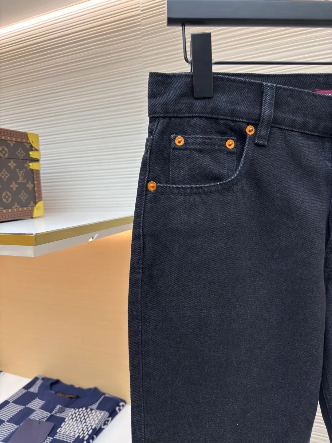 Gucci denim red and green striped jeans ●Authentic product: Purchased and developed by 3119 ●Item number: 1680335-B40 ●Material: denim denim fabric ●Technology: washed production ●Version: fitted version ●Weight: about 735 grams ●Size: 30-31-32-33-34-36 ●Description: Dark color matching is a creative interpretation of the exquisite atmosphere of early autumn. Behind the unpretentious colors lies a complex internal structure and low-key and restrained details, which is simple but not simple. This regular version is crafted from stonewashed denim fabric, with Gucci embroidery and red and green webbing pull-loop details cleverly incorporated into it, doubling the charm of the entire design. The overall wiring is straight and delicate, the fabric is comfortable and soft, and the color is consistent without color difference. It can be matched with the same style to create a fashionable look and control various occasions. Customized accessories, complete with three standards, same style for men and women!