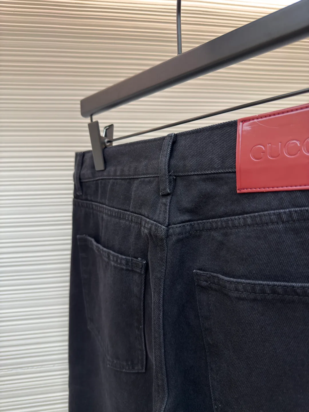 Gucci denim red and green striped jeans ●Authentic product: Purchased and developed by 3119 ●Item number: 1680335-B40 ●Material: denim denim fabric ●Technology: washed production ●Version: fitted version ●Weight: about 735 grams ●Size: 30-31-32-33-34-36 ●Description: Dark color matching is a creative interpretation of the exquisite atmosphere of early autumn. Behind the unpretentious colors lies a complex internal structure and low-key and restrained details, which is simple but not simple. This regular version is crafted from stonewashed denim fabric, with Gucci embroidery and red and green webbing pull-loop details cleverly incorporated into it, doubling the charm of the entire design. The overall wiring is straight and delicate, the fabric is comfortable and soft, and the color is consistent without color difference. It can be matched with the same style to create a fashionable look and control various occasions. Customized accessories, complete with three standards, same style for men and women!