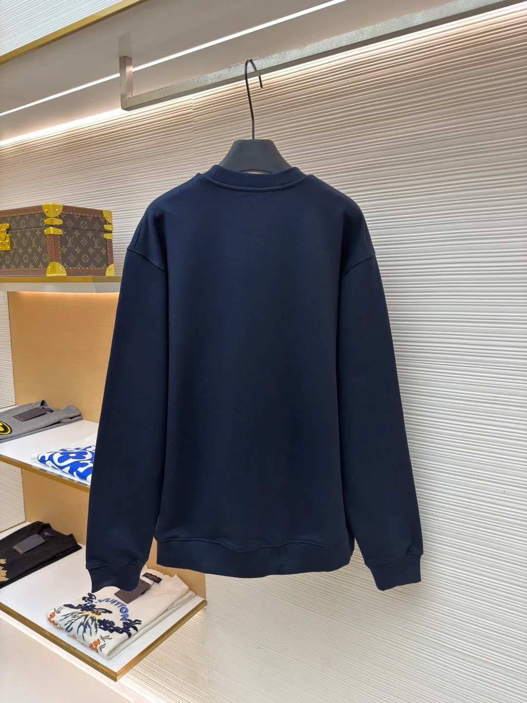Gucci sequin round neck sweatshirt ●Original version: purchased and developed by 12060 ●Item number: 1682071-A65 ●Fabric: knitted cotton sweatshirt fabric ●Technology: double dyeing ●Color: navy blue ●Version: fitted version ●Weight: about 630 grams ●Size: XS-S-M-L ●Description: It adopts a composite structure of 26-count double yarn top layer + 10-count yarn fish scale terry bottom, with a weight of 380g/㎡; it is paired with 21-count 1x1 ribs, with a weight of 470g, and is used for the collar, cuffs and hem, ensuring the ultimate thickness, stiffness and deformation resistance of these key parts. The 26-count double yarn forms a smooth, delicate and strong outer surface of the fabric, ensuring good appearance and color fastness; the 10-count fish scale terry bottom is woven to form a unique fish scale-shaped coil. After being raised or fleeced, a layer of extremely rich, dense and unique texture is formed on the inside of the fabric. The sweatshirt combines a crisp and skeletal feel on the outside with an extremely warm and soft feel on the inside. A composite embroidery process that combines tiny sequins with embroidery thread. While the pattern is being embroidered on a computer embroidery machine, pieces of sequins are accurately positioned on the pattern through special devices or pre-arrangements, and their edges are fixed with embroidery thread. Navy blue, as the main color, is a deep, calm and classic color. It provides an excellent dark background for the sequin embroidery, making the luster of the sequins more prominent. The matte, slightly velvety texture of the fabric and the smooth, shiny sequins create a dual tactile and visual contrast. Instantly enhance the gorgeousness and visual impact of a single product, making it highly recognizable. The overall wiring is straight and delicate, the fabric is comfortable and soft, and the color is consistent without color difference. It can be matched with the same style to create a fashionable look and control various occasions. Customized accessories, complete with three standards, same style for men and women!