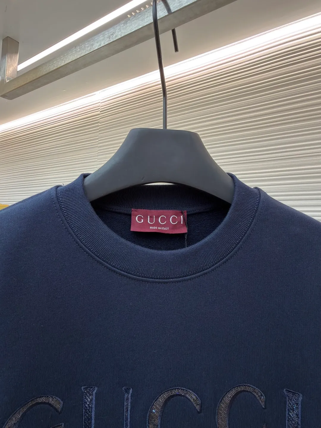 Gucci sequin round neck sweatshirt ●Original version: purchased and developed by 12060 ●Item number: 1682071-A65 ●Fabric: knitted cotton sweatshirt fabric ●Technology: double dyeing ●Color: navy blue ●Version: fitted version ●Weight: about 630 grams ●Size: XS-S-M-L ●Description: It adopts a composite structure of 26-count double yarn top layer + 10-count yarn fish scale terry bottom, with a weight of 380g/㎡; it is paired with 21-count 1x1 ribs, with a weight of 470g, and is used for the collar, cuffs and hem, ensuring the ultimate thickness, stiffness and deformation resistance of these key parts. The 26-count double yarn forms a smooth, delicate and strong outer surface of the fabric, ensuring good appearance and color fastness; the 10-count fish scale terry bottom is woven to form a unique fish scale-shaped coil. After being raised or fleeced, a layer of extremely rich, dense and unique texture is formed on the inside of the fabric. The sweatshirt combines a crisp and skeletal feel on the outside with an extremely warm and soft feel on the inside. A composite embroidery process that combines tiny sequins with embroidery thread. While the pattern is being embroidered on a computer embroidery machine, pieces of sequins are accurately positioned on the pattern through special devices or pre-arrangements, and their edges are fixed with embroidery thread. Navy blue, as the main color, is a deep, calm and classic color. It provides an excellent dark background for the sequin embroidery, making the luster of the sequins more prominent. The matte, slightly velvety texture of the fabric and the smooth, shiny sequins create a dual tactile and visual contrast. Instantly enhance the gorgeousness and visual impact of a single product, making it highly recognizable. The overall wiring is straight and delicate, the fabric is comfortable and soft, and the color is consistent without color difference. It can be matched with the same style to create a fashionable look and control various occasions. Customized accessories, complete with three standards, same style for men and women!