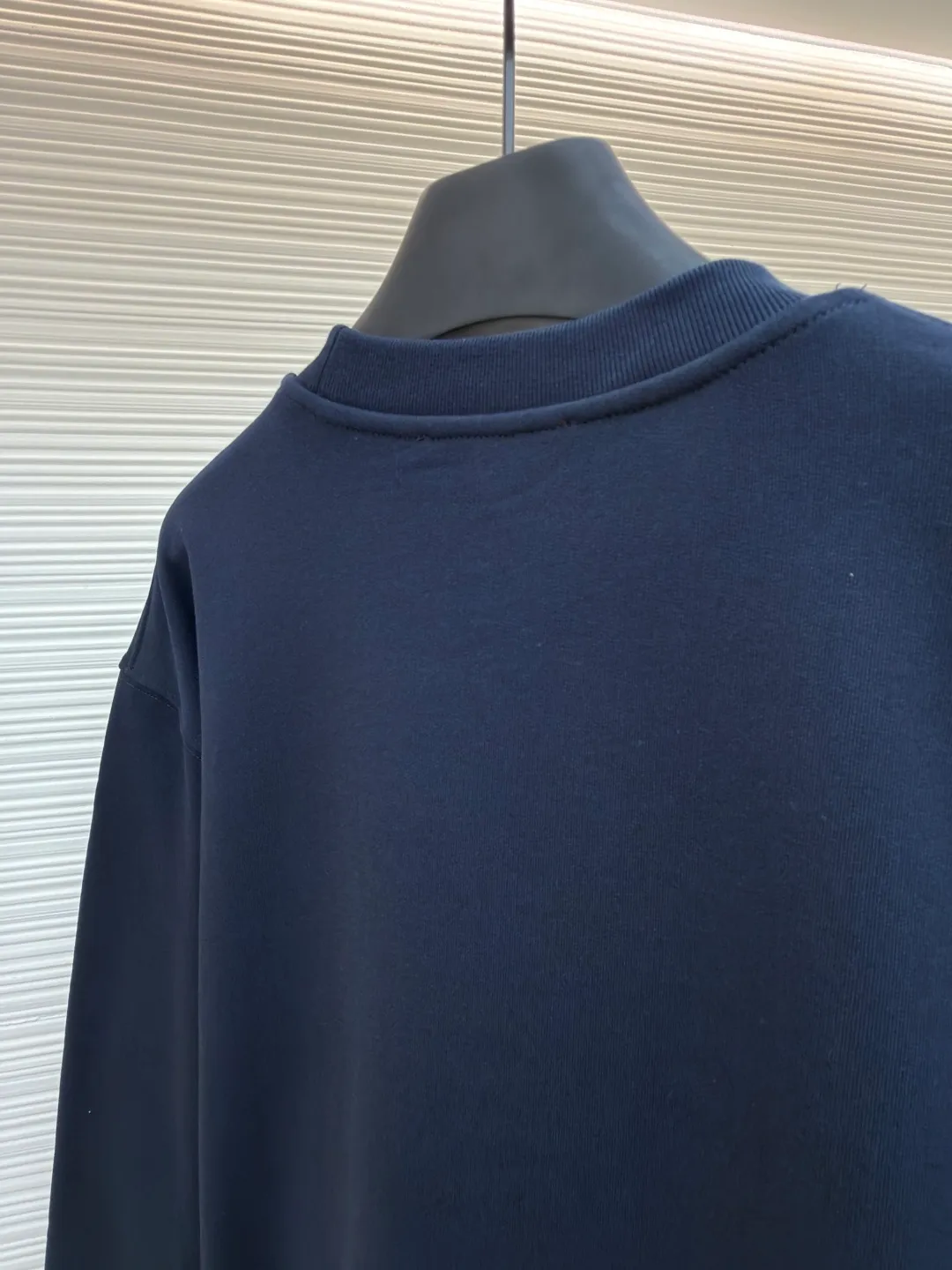 Gucci sequin round neck sweatshirt ●Original version: purchased and developed by 12060 ●Item number: 1682071-A65 ●Fabric: knitted cotton sweatshirt fabric ●Technology: double dyeing ●Color: navy blue ●Version: fitted version ●Weight: about 630 grams ●Size: XS-S-M-L ●Description: It adopts a composite structure of 26-count double yarn top layer + 10-count yarn fish scale terry bottom, with a weight of 380g/㎡; it is paired with 21-count 1x1 ribs, with a weight of 470g, and is used for the collar, cuffs and hem, ensuring the ultimate thickness, stiffness and deformation resistance of these key parts. The 26-count double yarn forms a smooth, delicate and strong outer surface of the fabric, ensuring good appearance and color fastness; the 10-count fish scale terry bottom is woven to form a unique fish scale-shaped coil. After being raised or fleeced, a layer of extremely rich, dense and unique texture is formed on the inside of the fabric. The sweatshirt combines a crisp and skeletal feel on the outside with an extremely warm and soft feel on the inside. A composite embroidery process that combines tiny sequins with embroidery thread. While the pattern is being embroidered on a computer embroidery machine, pieces of sequins are accurately positioned on the pattern through special devices or pre-arrangements, and their edges are fixed with embroidery thread. Navy blue, as the main color, is a deep, calm and classic color. It provides an excellent dark background for the sequin embroidery, making the luster of the sequins more prominent. The matte, slightly velvety texture of the fabric and the smooth, shiny sequins create a dual tactile and visual contrast. Instantly enhance the gorgeousness and visual impact of a single product, making it highly recognizable. The overall wiring is straight and delicate, the fabric is comfortable and soft, and the color is consistent without color difference. It can be matched with the same style to create a fashionable look and control various occasions. Customized accessories, complete with three standards, same style for men and women!