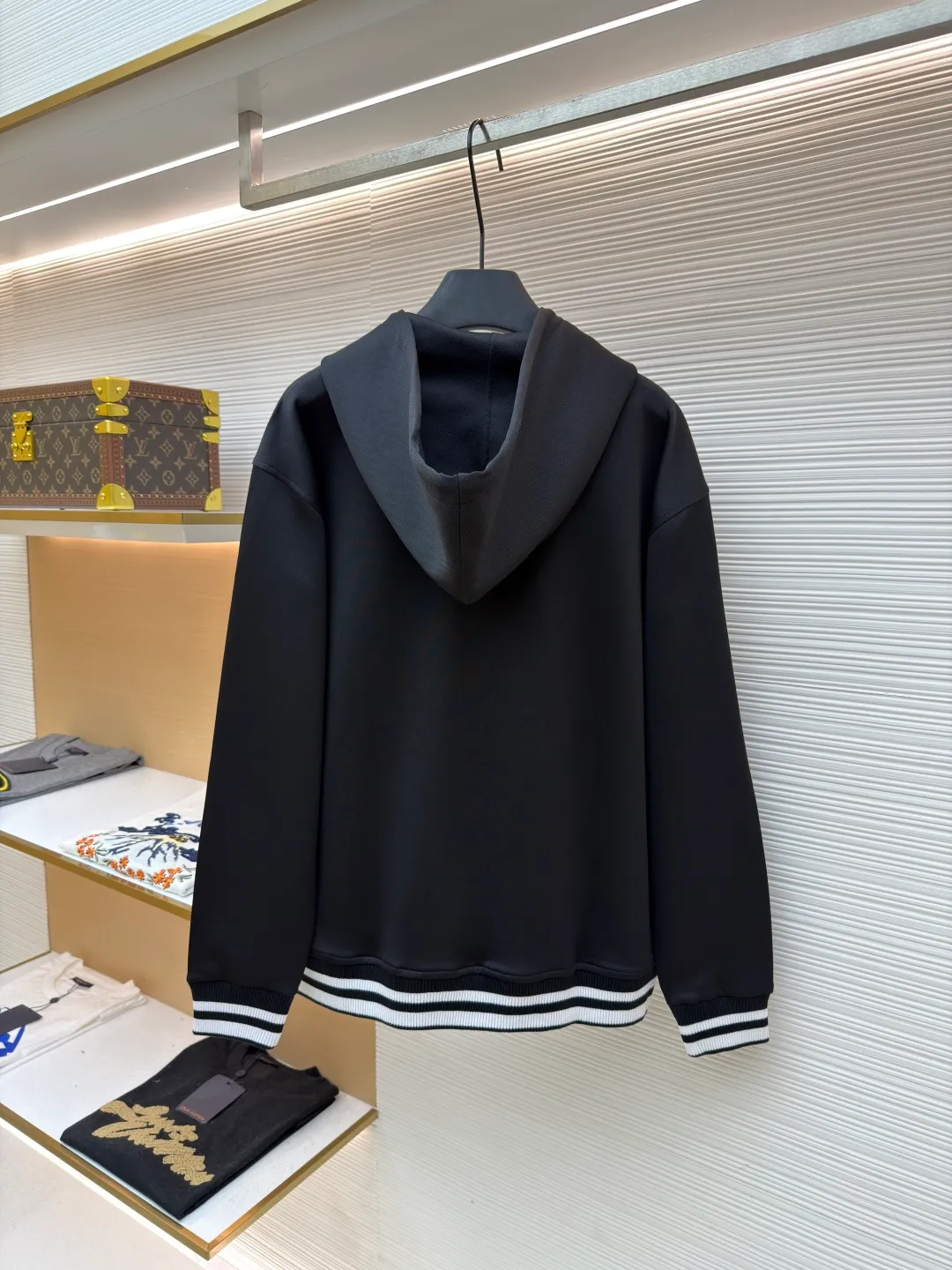 Gucci jersey jacket ●Original version: Purchased and developed for 14,000 ●Item number: 1681710-B50 ●Fabric: jersey fabric ●Technology: embossed production ●Color: black ●Version: fitted version ●Weight: about 785 grams ●Size: S-M-L-XL ●Description: These casual sweatpants are designed with a loose fit, comfortable to wear and full of fashion. The fabric is made of high-quality cotton blend, which has a soft and delicate feel, good breathability and skin-friendliness. Ready-to-wear garments are made using precision cutting techniques to ensure the overall shape is three-dimensional and crisp. The pants body is designed with multiple functional pockets, which not only increases practicality, but also enhances the overall three-dimensional feel. The unique ribbed cuff design on the trouser legs not only adds a sporty feel, but also adds a sense of fashion to the overall look. The drawstring design at the waist not only makes it easy to adjust the tightness, but also improves wearing comfort. The overall wiring is neat and the stitching is fine and firm, showing superb craftsmanship. Whether it is daily wear or outdoor activities, it can be easily controlled, perfectly interpreting the brand's luxury and functionality. The overall wiring is straight and delicate, the fabric is comfortable and soft, and the color is consistent without color difference. It can be matched with the same style to create a fashionable look and control various occasions. Customized accessories, complete with three standards, same style for men and women!