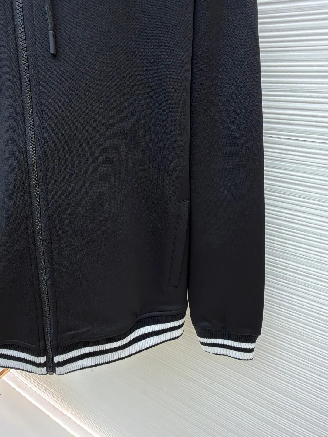 Gucci jersey jacket ●Original version: Purchased and developed for 14,000 ●Item number: 1681710-B50 ●Fabric: jersey fabric ●Technology: embossed production ●Color: black ●Version: fitted version ●Weight: about 785 grams ●Size: S-M-L-XL ●Description: These casual sweatpants are designed with a loose fit, comfortable to wear and full of fashion. The fabric is made of high-quality cotton blend, which has a soft and delicate feel, good breathability and skin-friendliness. Ready-to-wear garments are made using precision cutting techniques to ensure the overall shape is three-dimensional and crisp. The pants body is designed with multiple functional pockets, which not only increases practicality, but also enhances the overall three-dimensional feel. The unique ribbed cuff design on the trouser legs not only adds a sporty feel, but also adds a sense of fashion to the overall look. The drawstring design at the waist not only makes it easy to adjust the tightness, but also improves wearing comfort. The overall wiring is neat and the stitching is fine and firm, showing superb craftsmanship. Whether it is daily wear or outdoor activities, it can be easily controlled, perfectly interpreting the brand's luxury and functionality. The overall wiring is straight and delicate, the fabric is comfortable and soft, and the color is consistent without color difference. It can be matched with the same style to create a fashionable look and control various occasions. Customized accessories, complete with three standards, same style for men and women!