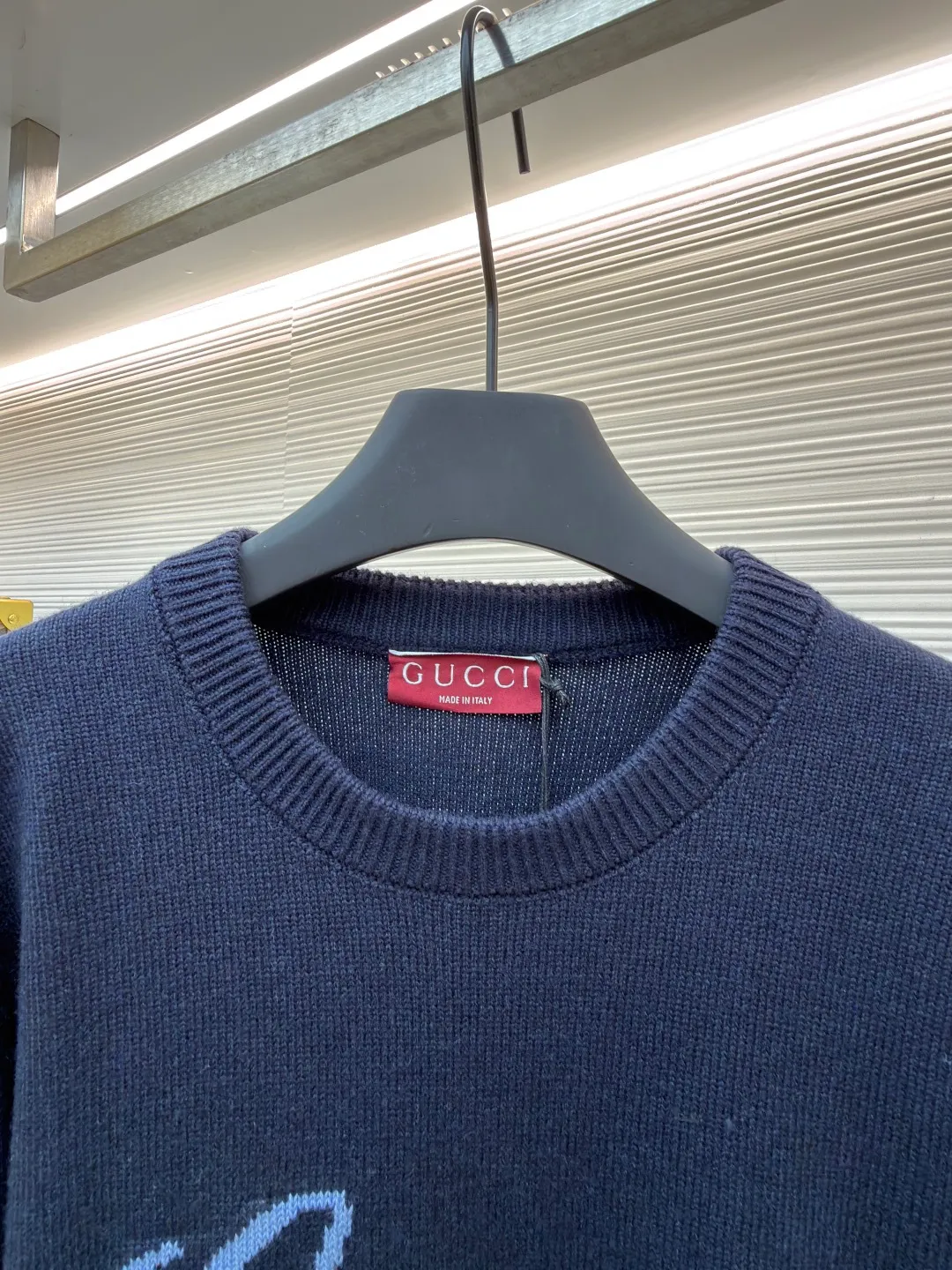 Gucci intarsia knitted wool crew neck sweater ●Original version: purchased and developed by 10024 ●Item number: 1681824-A85 ●Fabric: wool blended fabric ●Technology: knitted intarsia production ●Color: navy blue ●Version: fitted version ●Weight: about 540 grams ●Size: XS-S-M-L ●Description: This Gucci navy blue sweater is made of worsted wool blended fabric with fine flat stitch as the base, which is soft to the touch and has good warmth retention. The core logo of the garment uses contrasting jacquard technology: the light blue font is presented in a three-dimensional texture, and the strokes are smooth and delicate, forming a soft layer with the navy blue background, while retaining the recognition of the brand logo; the collar, cuffs and hem are all ribbed knitted structures, with elastic edges to ensure fit and durability. The body shape is cut with loose shoulders, and the stitching is neat without unnecessary threads. The jacquard texture and the base knitting are naturally connected, which not only reflects the fine workmanship of luxury items, but also makes it comfortable and casual for daily wear. The overall wiring is straight and delicate, the fabric is comfortable and soft, and the color is consistent without color difference. It can be matched with the same style to create a fashionable look and control various occasions. Customized accessories, complete with three standards, same style for men and women!