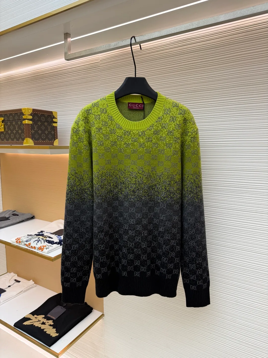 Gucci gradient jacquard knitted sweater ●Original version: Purchased and developed by 27139 ●Item number: 1681332-B40 ●Fabric: wool blended fabric ●Technology: knitted production ●Color: yellow, green and black gradient ●Version: fitted version ●Weight: about 545 grams ●Size: S-M-L-XL ●Description: Made of high-end blended wool fabric, soft and delicate to the touch, warm to wear and with excellent skin-friendliness and extensibility, ensuring the texture and comfort of the sweater; the neckline adopts a classic round-neck design, which is simple and elegant, and fits the neck line, making it both neat and sophisticated; the body of the garment The gradient color is matched with the double G logo printed all over, and the design is unique and eye-catching. It combines retro and trendy styles to fully demonstrate the brand recognition; the overall style is casual and versatile, suitable for a variety of dressing scenes, and can be easily controlled by different body shapes; the knitting technology is exquisite, the texture is clear and even, and the pattern weaving is fine and firm. The overall wiring is straight and delicate, the fabric is comfortable and soft, and the color is consistent without color difference. It can be matched with the same style to create a fashionable look and control various occasions. Customized accessories, complete with three standards, same style for men and women!