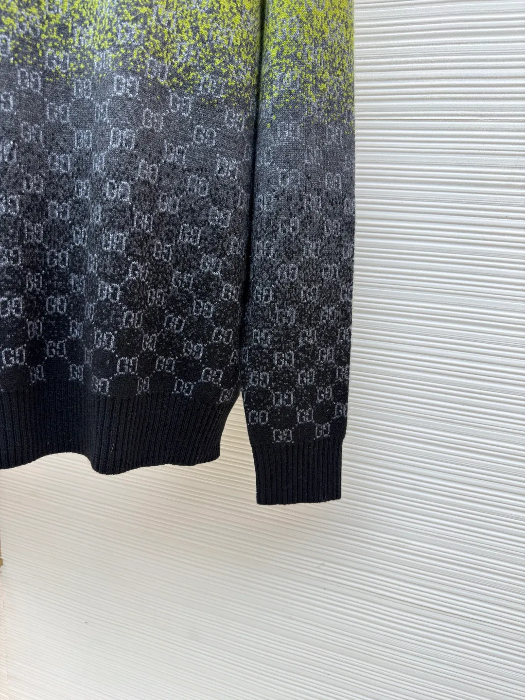 Gucci gradient jacquard knitted sweater ●Original version: Purchased and developed by 27139 ●Item number: 1681332-B40 ●Fabric: wool blended fabric ●Technology: knitted production ●Color: yellow, green and black gradient ●Version: fitted version ●Weight: about 545 grams ●Size: S-M-L-XL ●Description: Made of high-end blended wool fabric, soft and delicate to the touch, warm to wear and with excellent skin-friendliness and extensibility, ensuring the texture and comfort of the sweater; the neckline adopts a classic round-neck design, which is simple and elegant, and fits the neck line, making it both neat and sophisticated; the body of the garment The gradient color is matched with the double G logo printed all over, and the design is unique and eye-catching. It combines retro and trendy styles to fully demonstrate the brand recognition; the overall style is casual and versatile, suitable for a variety of dressing scenes, and can be easily controlled by different body shapes; the knitting technology is exquisite, the texture is clear and even, and the pattern weaving is fine and firm. The overall wiring is straight and delicate, the fabric is comfortable and soft, and the color is consistent without color difference. It can be matched with the same style to create a fashionable look and control various occasions. Customized accessories, complete with three standards, same style for men and women!
