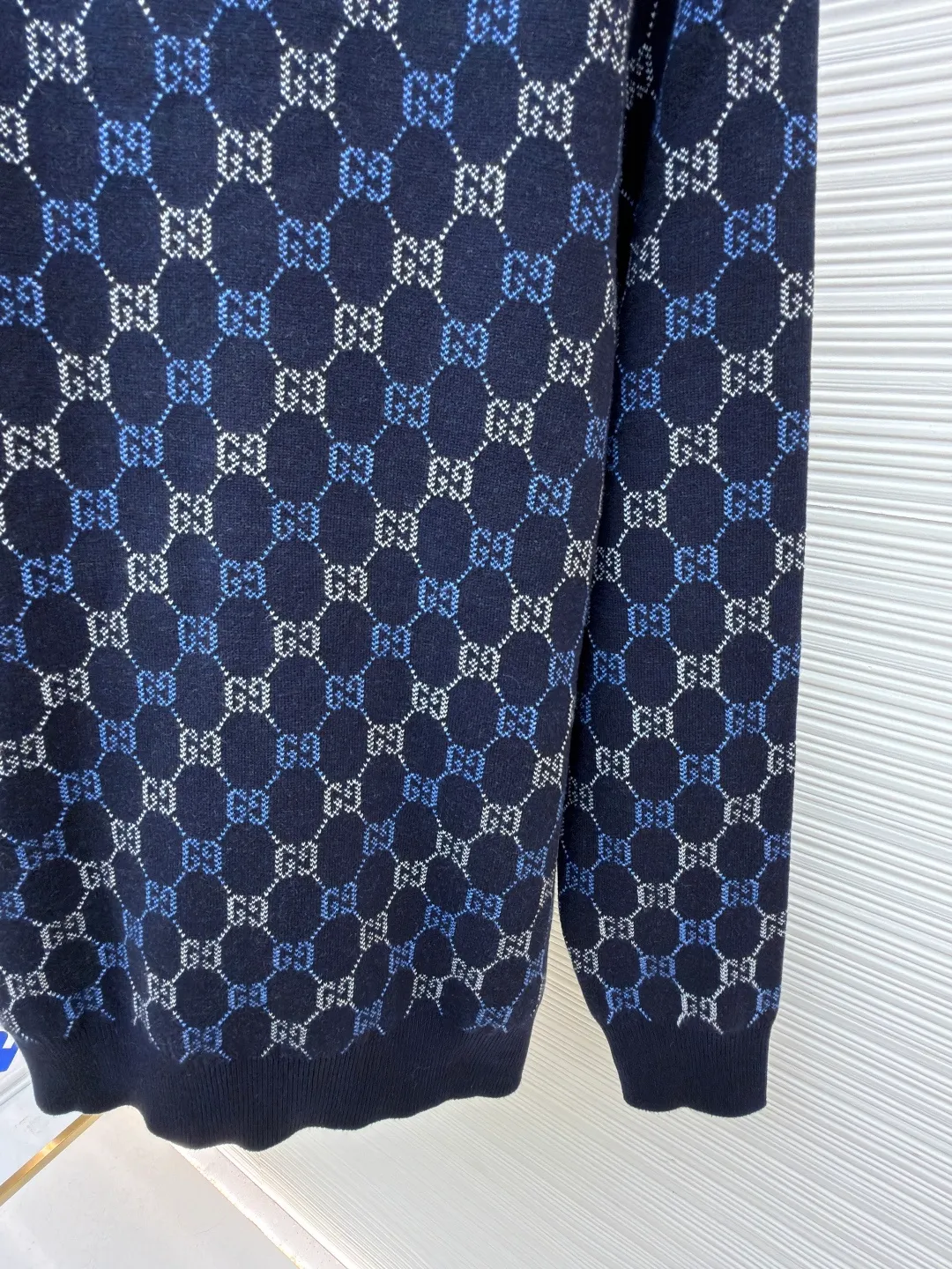 Gucci buttoned crew neck sweater ●Original version: purchased and developed at 20600 ●Item number: 1682406-B40 ●Fabric: wool fabric ●Technology: knitting ●Color: blue ●Version: loose fit ●Weight: about 690 grams ●Size: XS-S-M-L ●Description: The wool material is made of 48s wool blended yarn, colored according to YB, and the color similarity is more than 95%. The machine uses a 14-needle imported Shima Seiki Sima machine, a 14-needle SXR123 three-needle double-sided flying thread jacquard fabric piece, a single piece takes 180 minutes per piece, a 20-needle plate cover is used for stitching, and a specific three-label wash is used. The overall wiring is straight and delicate, the fabric is comfortable and soft, and the color is consistent without color difference. It can be matched with the same style to create a fashionable look and control various occasions. Customized accessories, complete with three standards, same style for men and women!
