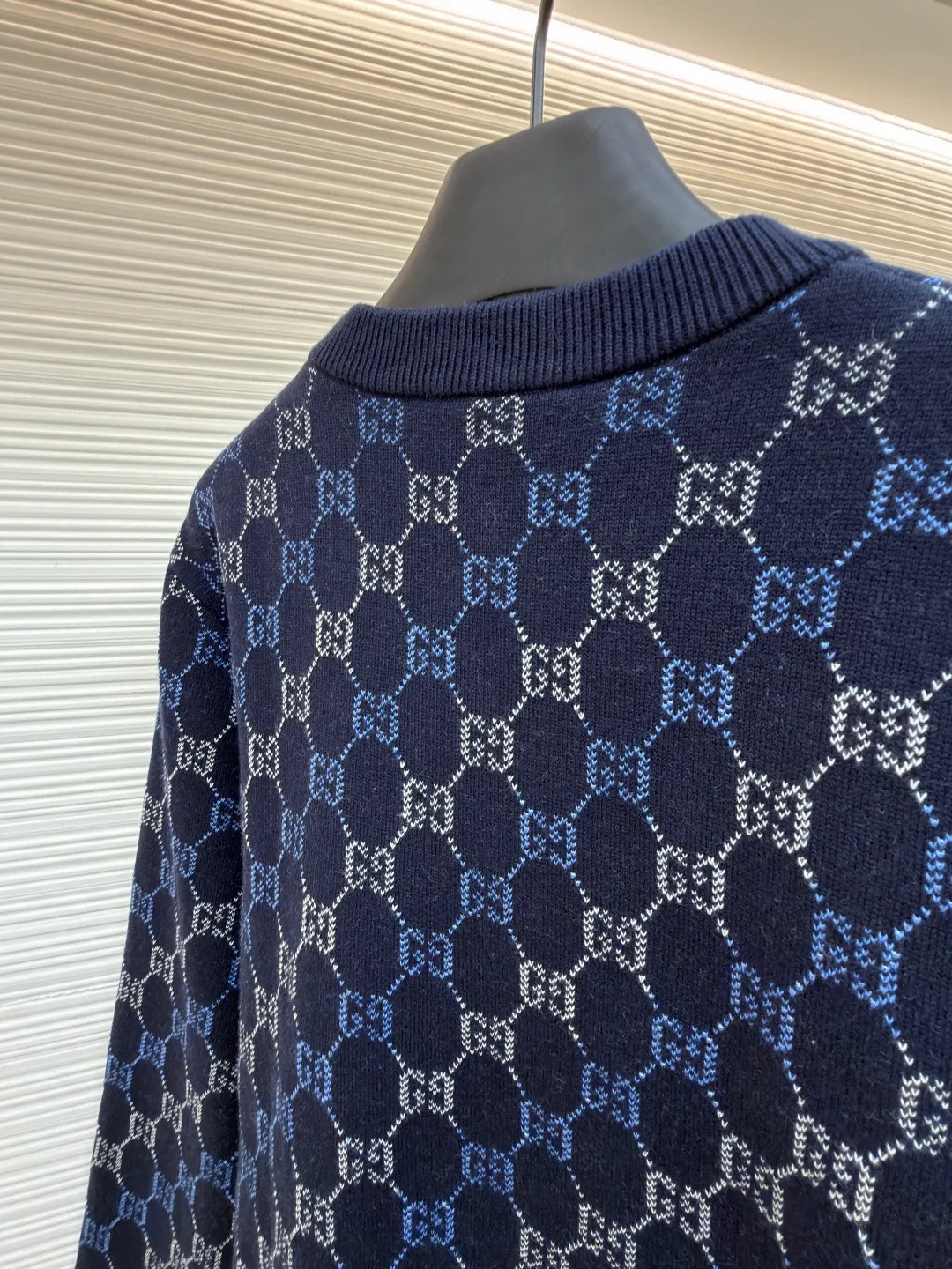 Gucci buttoned crew neck sweater ●Original version: purchased and developed at 20600 ●Item number: 1682406-B40 ●Fabric: wool fabric ●Technology: knitting ●Color: blue ●Version: loose fit ●Weight: about 690 grams ●Size: XS-S-M-L ●Description: The wool material is made of 48s wool blended yarn, colored according to YB, and the color similarity is more than 95%. The machine uses a 14-needle imported Shima Seiki Sima machine, a 14-needle SXR123 three-needle double-sided flying thread jacquard fabric piece, a single piece takes 180 minutes per piece, a 20-needle plate cover is used for stitching, and a specific three-label wash is used. The overall wiring is straight and delicate, the fabric is comfortable and soft, and the color is consistent without color difference. It can be matched with the same style to create a fashionable look and control various occasions. Customized accessories, complete with three standards, same style for men and women!