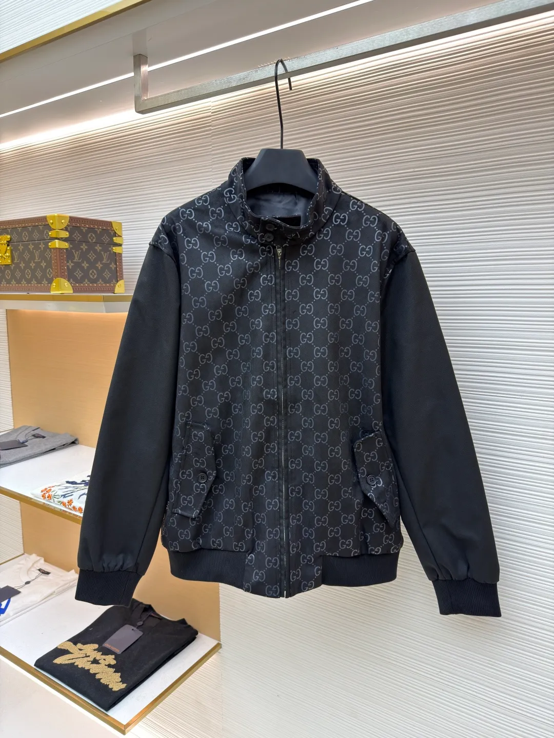 Gucci embossed GG suede jacquard bomber jacket ●Original version: purchased and developed by 25787 ●Item number: 1681583-B90 ●Fabric: cotton fabric ●Technology: embossed production ●Color: black ●Version: fitted version ●Weight: about 905 grams ●Size: 46-48-50-52 ●Description: Jacquard technology is integrated into the front and back shoulders. The classic logo is integrated into the fabric texture in the form of dark patterns. It is a low-key but precise identity annotation. The texture is hidden in every inch of the fabric. The zipper puller is engraved with the brand's letter logo, and the metallic texture and the softness of cowhide form a material contrast, showing exquisiteness in the opening and closing; the pockets are equipped with engraved shell buttons, which have a natural texture and are engraved with the brand logo, which is a luxurious embellishment in the details; the stand-up collar + slim tailoring are suitable for various body shapes. It can be worn as a commuting look or layered to create a layered look in autumn and winter. It is a practical item that can be worn in many ways. The overall wiring is straight and delicate, the fabric is comfortable and soft, and the color is consistent without color difference. It can be matched with the same style to create a fashionable look and control various occasions. Customized accessories, complete with three standards, same style for men and women!