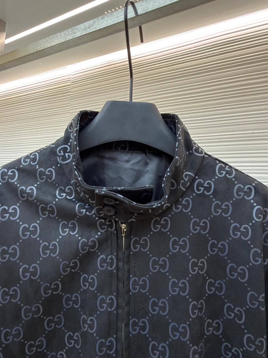Gucci embossed GG suede jacquard bomber jacket ●Original version: purchased and developed by 25787 ●Item number: 1681583-B90 ●Fabric: cotton fabric ●Technology: embossed production ●Color: black ●Version: fitted version ●Weight: about 905 grams ●Size: 46-48-50-52 ●Description: Jacquard technology is integrated into the front and back shoulders. The classic logo is integrated into the fabric texture in the form of dark patterns. It is a low-key but precise identity annotation. The texture is hidden in every inch of the fabric. The zipper puller is engraved with the brand's letter logo, and the metallic texture and the softness of cowhide form a material contrast, showing exquisiteness in the opening and closing; the pockets are equipped with engraved shell buttons, which have a natural texture and are engraved with the brand logo, which is a luxurious embellishment in the details; the stand-up collar + slim tailoring are suitable for various body shapes. It can be worn as a commuting look or layered to create a layered look in autumn and winter. It is a practical item that can be worn in many ways. The overall wiring is straight and delicate, the fabric is comfortable and soft, and the color is consistent without color difference. It can be matched with the same style to create a fashionable look and control various occasions. Customized accessories, complete with three standards, same style for men and women!