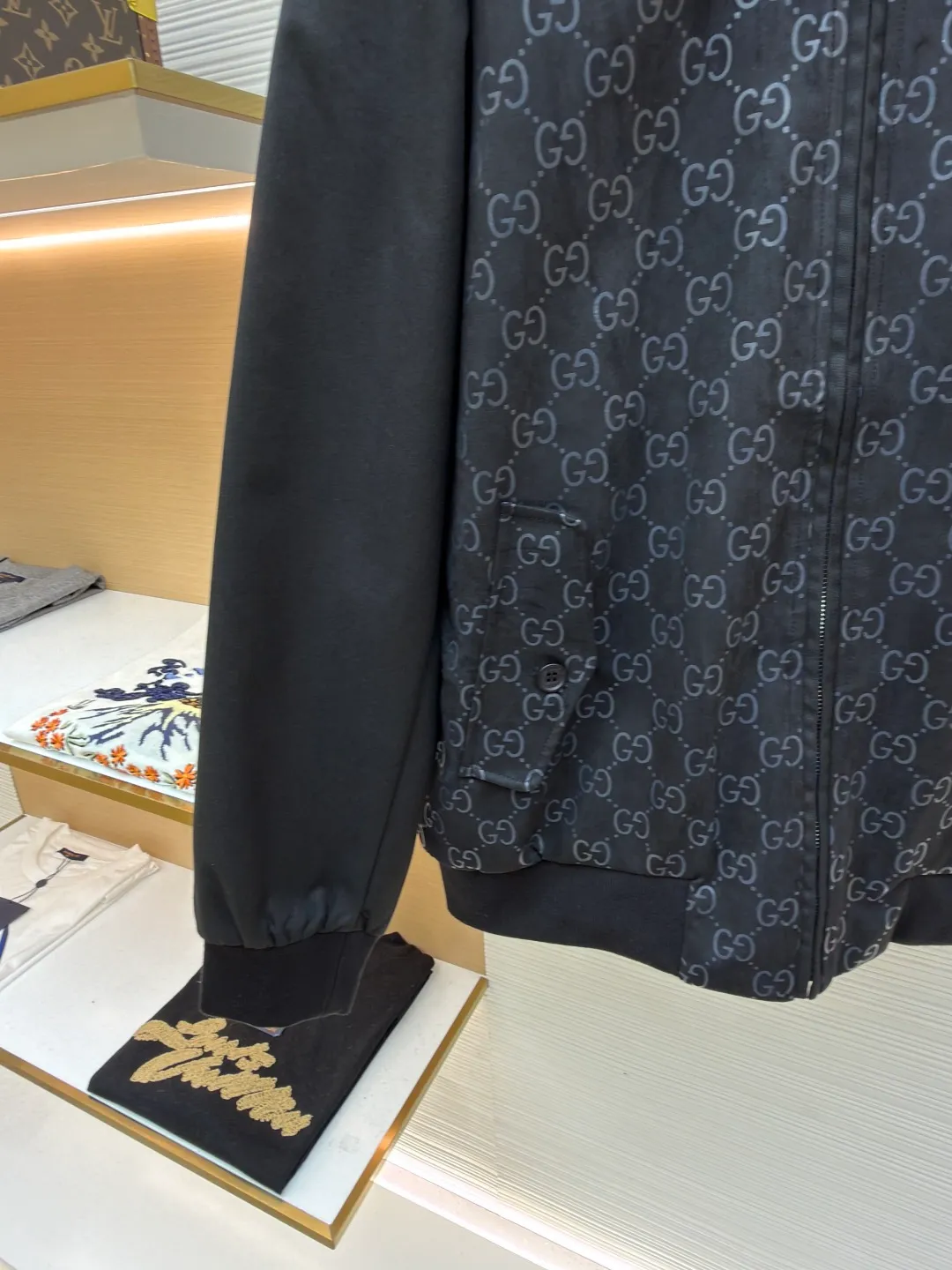 Gucci embossed GG suede jacquard bomber jacket ●Original version: purchased and developed by 25787 ●Item number: 1681583-B90 ●Fabric: cotton fabric ●Technology: embossed production ●Color: black ●Version: fitted version ●Weight: about 905 grams ●Size: 46-48-50-52 ●Description: Jacquard technology is integrated into the front and back shoulders. The classic logo is integrated into the fabric texture in the form of dark patterns. It is a low-key but precise identity annotation. The texture is hidden in every inch of the fabric. The zipper puller is engraved with the brand's letter logo, and the metallic texture and the softness of cowhide form a material contrast, showing exquisiteness in the opening and closing; the pockets are equipped with engraved shell buttons, which have a natural texture and are engraved with the brand logo, which is a luxurious embellishment in the details; the stand-up collar + slim tailoring are suitable for various body shapes. It can be worn as a commuting look or layered to create a layered look in autumn and winter. It is a practical item that can be worn in many ways. The overall wiring is straight and delicate, the fabric is comfortable and soft, and the color is consistent without color difference. It can be matched with the same style to create a fashionable look and control various occasions. Customized accessories, complete with three standards, same style for men and women!