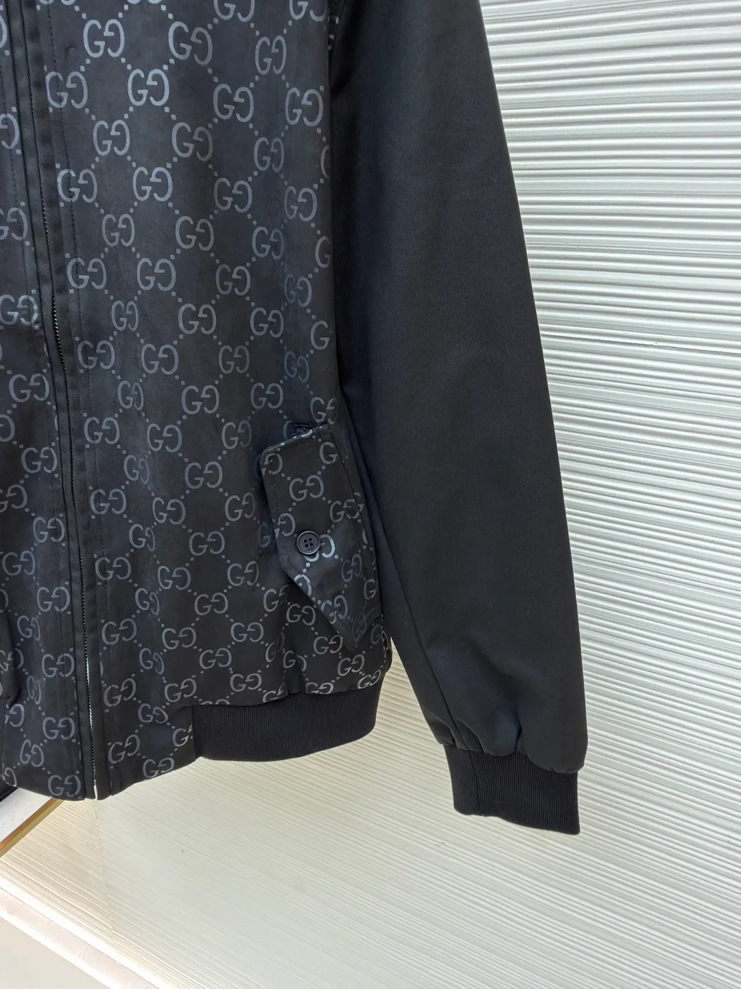 Gucci embossed GG suede jacquard bomber jacket ●Original version: purchased and developed by 25787 ●Item number: 1681583-B90 ●Fabric: cotton fabric ●Technology: embossed production ●Color: black ●Version: fitted version ●Weight: about 905 grams ●Size: 46-48-50-52 ●Description: Jacquard technology is integrated into the front and back shoulders. The classic logo is integrated into the fabric texture in the form of dark patterns. It is a low-key but precise identity annotation. The texture is hidden in every inch of the fabric. The zipper puller is engraved with the brand's letter logo, and the metallic texture and the softness of cowhide form a material contrast, showing exquisiteness in the opening and closing; the pockets are equipped with engraved shell buttons, which have a natural texture and are engraved with the brand logo, which is a luxurious embellishment in the details; the stand-up collar + slim tailoring are suitable for various body shapes. It can be worn as a commuting look or layered to create a layered look in autumn and winter. It is a practical item that can be worn in many ways. The overall wiring is straight and delicate, the fabric is comfortable and soft, and the color is consistent without color difference. It can be matched with the same style to create a fashionable look and control various occasions. Customized accessories, complete with three standards, same style for men and women!