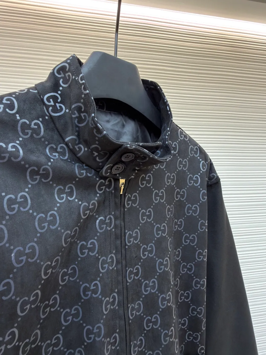 Gucci embossed GG suede jacquard bomber jacket ●Original version: purchased and developed by 25787 ●Item number: 1681583-B90 ●Fabric: cotton fabric ●Technology: embossed production ●Color: black ●Version: fitted version ●Weight: about 905 grams ●Size: 46-48-50-52 ●Description: Jacquard technology is integrated into the front and back shoulders. The classic logo is integrated into the fabric texture in the form of dark patterns. It is a low-key but precise identity annotation. The texture is hidden in every inch of the fabric. The zipper puller is engraved with the brand's letter logo, and the metallic texture and the softness of cowhide form a material contrast, showing exquisiteness in the opening and closing; the pockets are equipped with engraved shell buttons, which have a natural texture and are engraved with the brand logo, which is a luxurious embellishment in the details; the stand-up collar + slim tailoring are suitable for various body shapes. It can be worn as a commuting look or layered to create a layered look in autumn and winter. It is a practical item that can be worn in many ways. The overall wiring is straight and delicate, the fabric is comfortable and soft, and the color is consistent without color difference. It can be matched with the same style to create a fashionable look and control various occasions. Customized accessories, complete with three standards, same style for men and women!