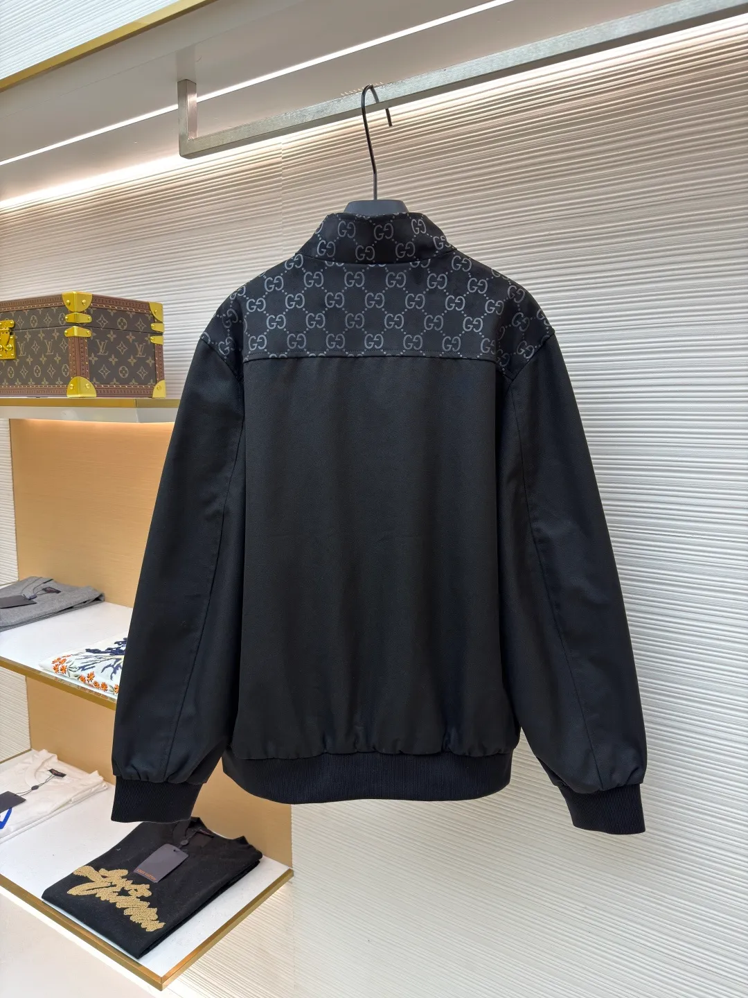 Gucci embossed GG suede jacquard bomber jacket ●Original version: purchased and developed by 25787 ●Item number: 1681583-B90 ●Fabric: cotton fabric ●Technology: embossed production ●Color: black ●Version: fitted version ●Weight: about 905 grams ●Size: 46-48-50-52 ●Description: Jacquard technology is integrated into the front and back shoulders. The classic logo is integrated into the fabric texture in the form of dark patterns. It is a low-key but precise identity annotation. The texture is hidden in every inch of the fabric. The zipper puller is engraved with the brand's letter logo, and the metallic texture and the softness of cowhide form a material contrast, showing exquisiteness in the opening and closing; the pockets are equipped with engraved shell buttons, which have a natural texture and are engraved with the brand logo, which is a luxurious embellishment in the details; the stand-up collar + slim tailoring are suitable for various body shapes. It can be worn as a commuting look or layered to create a layered look in autumn and winter. It is a practical item that can be worn in many ways. The overall wiring is straight and delicate, the fabric is comfortable and soft, and the color is consistent without color difference. It can be matched with the same style to create a fashionable look and control various occasions. Customized accessories, complete with three standards, same style for men and women!