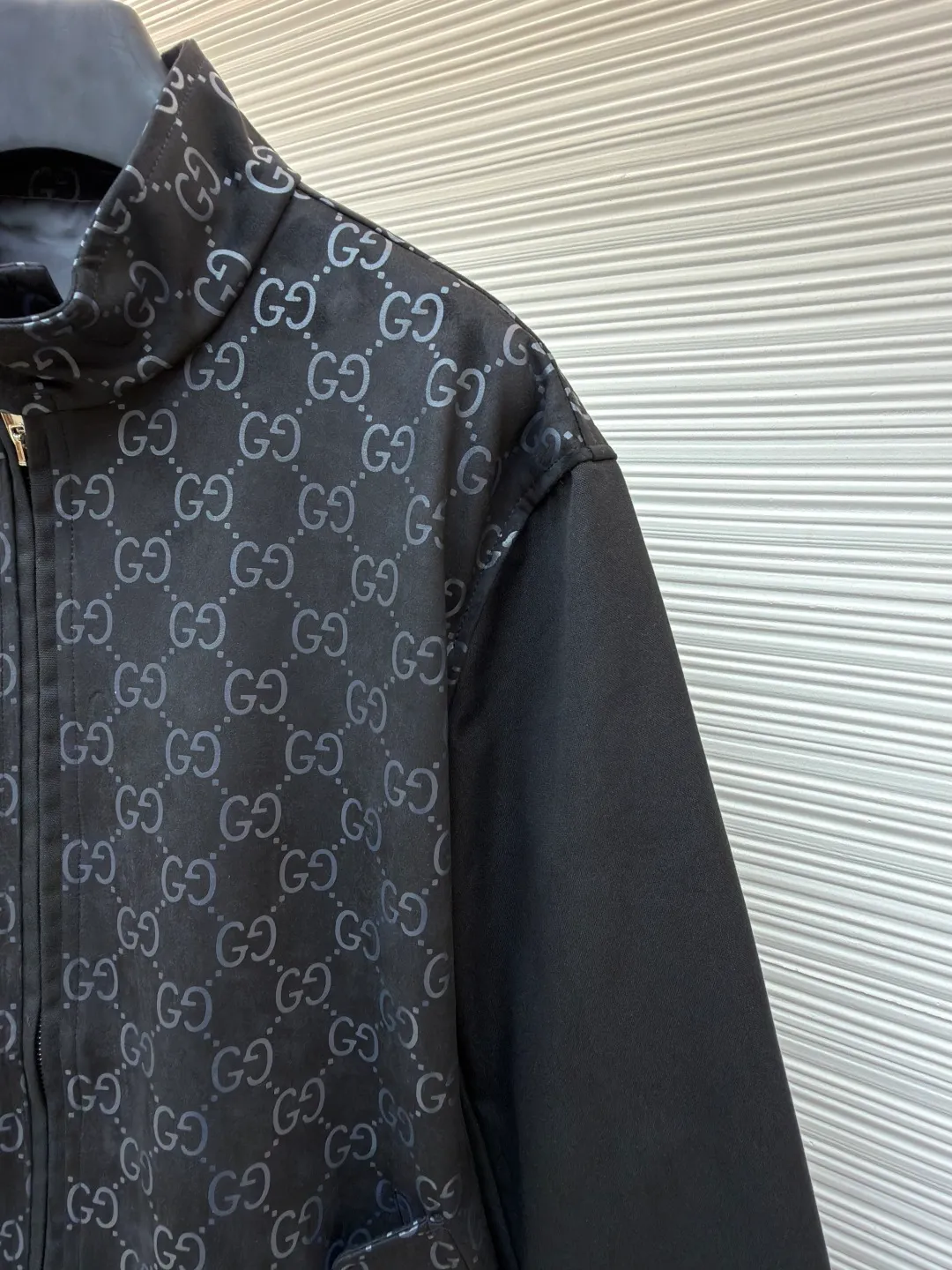 Gucci embossed GG suede jacquard bomber jacket ●Original version: purchased and developed by 25787 ●Item number: 1681583-B90 ●Fabric: cotton fabric ●Technology: embossed production ●Color: black ●Version: fitted version ●Weight: about 905 grams ●Size: 46-48-50-52 ●Description: Jacquard technology is integrated into the front and back shoulders. The classic logo is integrated into the fabric texture in the form of dark patterns. It is a low-key but precise identity annotation. The texture is hidden in every inch of the fabric. The zipper puller is engraved with the brand's letter logo, and the metallic texture and the softness of cowhide form a material contrast, showing exquisiteness in the opening and closing; the pockets are equipped with engraved shell buttons, which have a natural texture and are engraved with the brand logo, which is a luxurious embellishment in the details; the stand-up collar + slim tailoring are suitable for various body shapes. It can be worn as a commuting look or layered to create a layered look in autumn and winter. It is a practical item that can be worn in many ways. The overall wiring is straight and delicate, the fabric is comfortable and soft, and the color is consistent without color difference. It can be matched with the same style to create a fashionable look and control various occasions. Customized accessories, complete with three standards, same style for men and women!