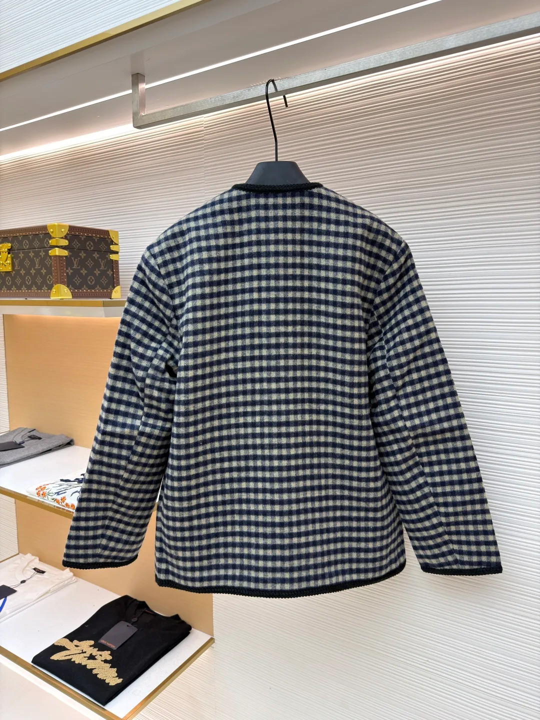 Gucci double-sided woolen jacket with G decoration ●Original version: Purchased and developed for 32900 ●Item number: 1681537-E00 ●Fabric: wool blended fabric ●Technology: embroidery production ●Color: black and white plaid ●Version: fitted version ●Weight: about 1055 grams ●Size: 44-46-48-50 ●Description: The fabric is made of [semi-worsted wool fabric], [wool content 80% + 20% acrylic], [rapier machine woven gray cloth], [print-dyed warp color], [hand-pulled white blue warp on double warp beams], [double-sided large heaven and earth axis Jacquard], the front [two-color plaid twill pattern], and the bottom [big G letter grid pattern]. In the early stage, nearly one hundred kilograms of yarn were spent on pattern making to measure the pattern shrinkage, and adjust the pattern size of the embryonic fabric to ensure that the pattern of the finished fabric was the same size as the Y version after brushing and washing. It adopts [Hand-cut horizontal strips on the front and rear panels to match the flowers], three pockets [cut with horizontal strips and vertical strips to restore the flowers], the cut pieces and the front panels are all [hand-written numbers] to ensure perfect alignment for sewing, and [sweeping powder to position and draw circles], inside [circular pockets on dark lines], which can make the pockets smooth and restore the flowers, which requires extremely high technical requirements for workers, [hand-crank embroidery machine to affix GG stamps], [Japanese imported Tajima embroidery machine] embroidery, [Flat embroidered seam seals after hand trimming] on the machine, [flat contrasting webbing on the bag edges and placket], the webbing is made of [hand-woven polyester glossy filament], all hems are [hand-picked hem sealing], [mold-made custom-made bronze gold anchor hand-sewn buttons]. The overall wiring is straight and delicate, the fabric is comfortable and soft, and the color is consistent without color difference. It can be matched with the same style to create a fashionable look and control various occasions. Customized accessories, complete with three standards, same style for men and women!