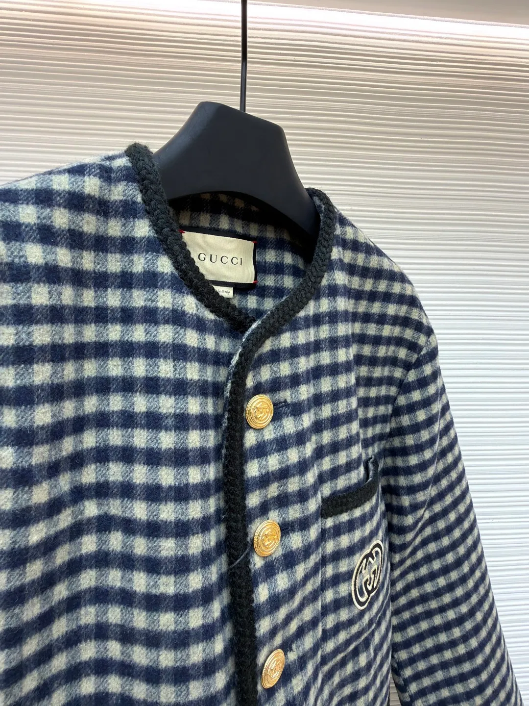 Gucci double-sided woolen jacket with G decoration ●Original version: Purchased and developed for 32900 ●Item number: 1681537-E00 ●Fabric: wool blended fabric ●Technology: embroidery production ●Color: black and white plaid ●Version: fitted version ●Weight: about 1055 grams ●Size: 44-46-48-50 ●Description: The fabric is made of [semi-worsted wool fabric], [wool content 80% + 20% acrylic], [rapier machine woven gray cloth], [print-dyed warp color], [hand-pulled white blue warp on double warp beams], [double-sided large heaven and earth axis Jacquard], the front [two-color plaid twill pattern], and the bottom [big G letter grid pattern]. In the early stage, nearly one hundred kilograms of yarn were spent on pattern making to measure the pattern shrinkage, and adjust the pattern size of the embryonic fabric to ensure that the pattern of the finished fabric was the same size as the Y version after brushing and washing. It adopts [Hand-cut horizontal strips on the front and rear panels to match the flowers], three pockets [cut with horizontal strips and vertical strips to restore the flowers], the cut pieces and the front panels are all [hand-written numbers] to ensure perfect alignment for sewing, and [sweeping powder to position and draw circles], inside [circular pockets on dark lines], which can make the pockets smooth and restore the flowers, which requires extremely high technical requirements for workers, [hand-crank embroidery machine to affix GG stamps], [Japanese imported Tajima embroidery machine] embroidery, [Flat embroidered seam seals after hand trimming] on the machine, [flat contrasting webbing on the bag edges and placket], the webbing is made of [hand-woven polyester glossy filament], all hems are [hand-picked hem sealing], [mold-made custom-made bronze gold anchor hand-sewn buttons]. The overall wiring is straight and delicate, the fabric is comfortable and soft, and the color is consistent without color difference. It can be matched with the same style to create a fashionable look and control various occasions. Customized accessories, complete with three standards, same style for men and women!