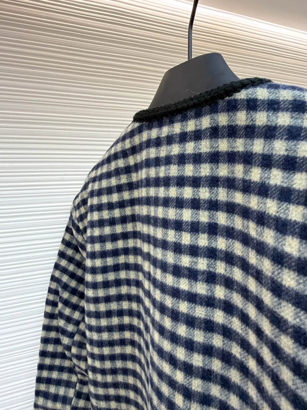 Gucci double-sided woolen jacket with G decoration ●Original version: Purchased and developed for 32900 ●Item number: 1681537-E00 ●Fabric: wool blended fabric ●Technology: embroidery production ●Color: black and white plaid ●Version: fitted version ●Weight: about 1055 grams ●Size: 44-46-48-50 ●Description: The fabric is made of [semi-worsted wool fabric], [wool content 80% + 20% acrylic], [rapier machine woven gray cloth], [print-dyed warp color], [hand-pulled white blue warp on double warp beams], [double-sided large heaven and earth axis Jacquard], the front [two-color plaid twill pattern], and the bottom [big G letter grid pattern]. In the early stage, nearly one hundred kilograms of yarn were spent on pattern making to measure the pattern shrinkage, and adjust the pattern size of the embryonic fabric to ensure that the pattern of the finished fabric was the same size as the Y version after brushing and washing. It adopts [Hand-cut horizontal strips on the front and rear panels to match the flowers], three pockets [cut with horizontal strips and vertical strips to restore the flowers], the cut pieces and the front panels are all [hand-written numbers] to ensure perfect alignment for sewing, and [sweeping powder to position and draw circles], inside [circular pockets on dark lines], which can make the pockets smooth and restore the flowers, which requires extremely high technical requirements for workers, [hand-crank embroidery machine to affix GG stamps], [Japanese imported Tajima embroidery machine] embroidery, [Flat embroidered seam seals after hand trimming] on the machine, [flat contrasting webbing on the bag edges and placket], the webbing is made of [hand-woven polyester glossy filament], all hems are [hand-picked hem sealing], [mold-made custom-made bronze gold anchor hand-sewn buttons]. The overall wiring is straight and delicate, the fabric is comfortable and soft, and the color is consistent without color difference. It can be matched with the same style to create a fashionable look and control various occasions. Customized accessories, complete with three standards, same style for men and women!