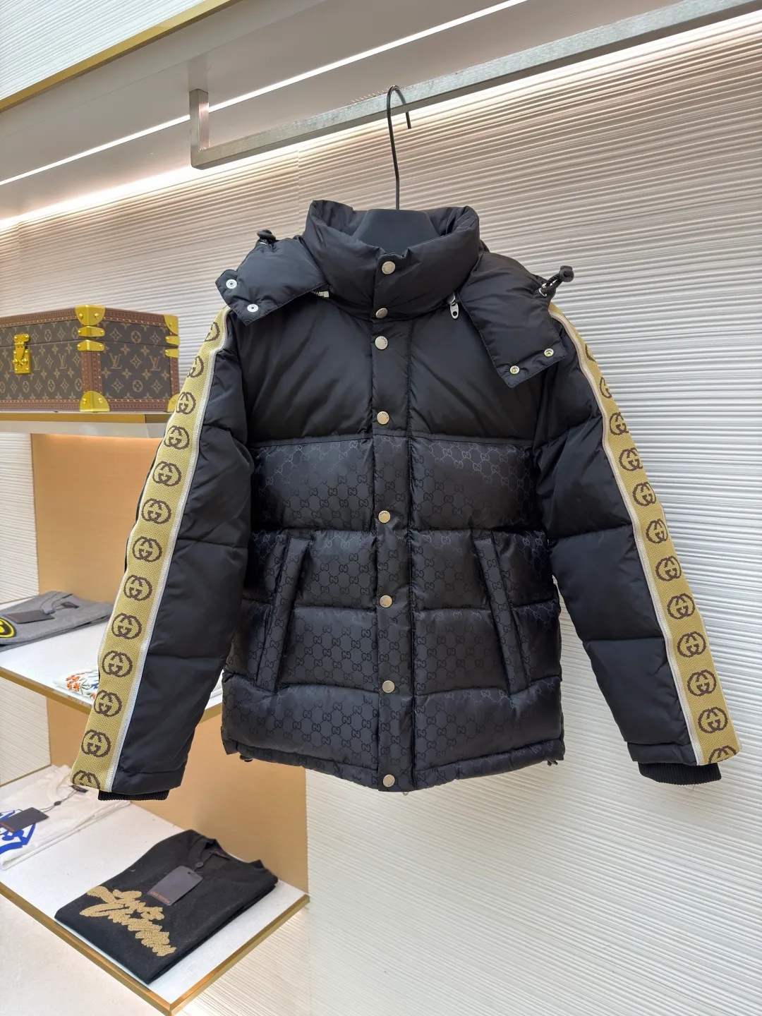 Gucci full-print webbing nylon down jacket ●Original version: purchased and developed by 10929 ●Item number: 1681831-C85 ●Fabric: goose down fabric ●Technology: mechanical down filling ●Color: black ●Version: fitted version ●Weight: about 1120 grams ●Size: 42-44-46-48-50 ●Description: This Gucci patchwork down jacket uses collision splicing technology: the body is made of high-density matte nylon, embossed with the brand's classic double G dark pattern, and heat-pressed shaping technology is used to ensure the three-dimensionality of the pattern; the shoulders and sleeves are made of glossy nylon fabric, with side webbing (full-print Double G logo). The webbing is connected to the body through precision sewing technology, and the edges are neatly seamed. It uses segmented down filling quilting to accurately control the amount of down filling according to areas, taking into account both warmth and style. The hood is designed with a metal adjustment buckle, the placket is closed with a metal snap button, and the cuffs and hem are elastic ribbed. The overall design is 3D cut, and the material contrast in the details echoes the logo, which not only retains brand recognition, but also enhances the comfort and functionality of wearing. The overall wiring is straight and delicate, the fabric is comfortable and soft, and the color is consistent without color difference. It can be matched with the same style to create a fashionable look and control various occasions. Customized accessories, complete with three standards, same style for men and women!