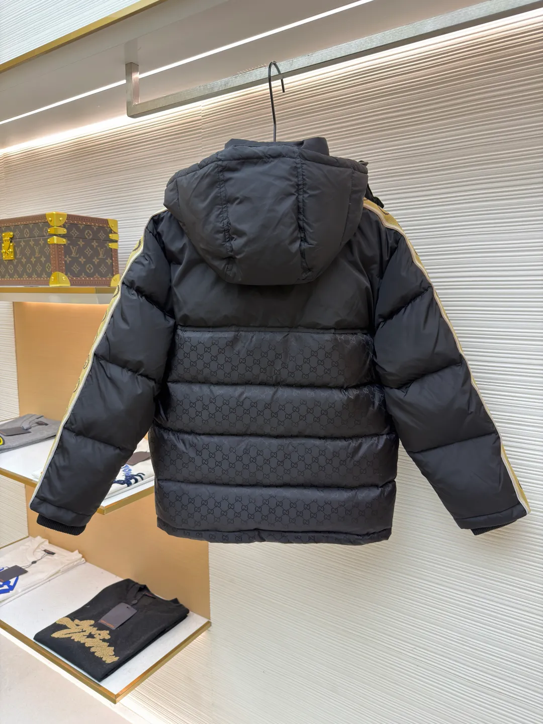 Gucci full-print webbing nylon down jacket ●Original version: purchased and developed by 10929 ●Item number: 1681831-C85 ●Fabric: goose down fabric ●Technology: mechanical down filling ●Color: black ●Version: fitted version ●Weight: about 1120 grams ●Size: 42-44-46-48-50 ●Description: This Gucci patchwork down jacket uses collision splicing technology: the body is made of high-density matte nylon, embossed with the brand's classic double G dark pattern, and heat-pressed shaping technology is used to ensure the three-dimensionality of the pattern; the shoulders and sleeves are made of glossy nylon fabric, with side webbing (full-print Double G logo). The webbing is connected to the body through precision sewing technology, and the edges are neatly seamed. It uses segmented down filling quilting to accurately control the amount of down filling according to areas, taking into account both warmth and style. The hood is designed with a metal adjustment buckle, the placket is closed with a metal snap button, and the cuffs and hem are elastic ribbed. The overall design is 3D cut, and the material contrast in the details echoes the logo, which not only retains brand recognition, but also enhances the comfort and functionality of wearing. The overall wiring is straight and delicate, the fabric is comfortable and soft, and the color is consistent without color difference. It can be matched with the same style to create a fashionable look and control various occasions. Customized accessories, complete with three standards, same style for men and women!
