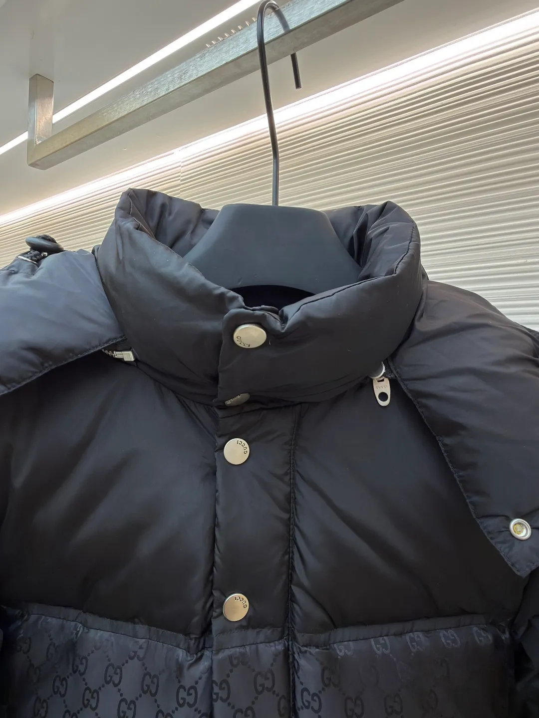 Gucci full-print webbing nylon down jacket ●Original version: purchased and developed by 10929 ●Item number: 1681831-C85 ●Fabric: goose down fabric ●Technology: mechanical down filling ●Color: black ●Version: fitted version ●Weight: about 1120 grams ●Size: 42-44-46-48-50 ●Description: This Gucci patchwork down jacket uses collision splicing technology: the body is made of high-density matte nylon, embossed with the brand's classic double G dark pattern, and heat-pressed shaping technology is used to ensure the three-dimensionality of the pattern; the shoulders and sleeves are made of glossy nylon fabric, with side webbing (full-print Double G logo). The webbing is connected to the body through precision sewing technology, and the edges are neatly seamed. It uses segmented down filling quilting to accurately control the amount of down filling according to areas, taking into account both warmth and style. The hood is designed with a metal adjustment buckle, the placket is closed with a metal snap button, and the cuffs and hem are elastic ribbed. The overall design is 3D cut, and the material contrast in the details echoes the logo, which not only retains brand recognition, but also enhances the comfort and functionality of wearing. The overall wiring is straight and delicate, the fabric is comfortable and soft, and the color is consistent without color difference. It can be matched with the same style to create a fashionable look and control various occasions. Customized accessories, complete with three standards, same style for men and women!