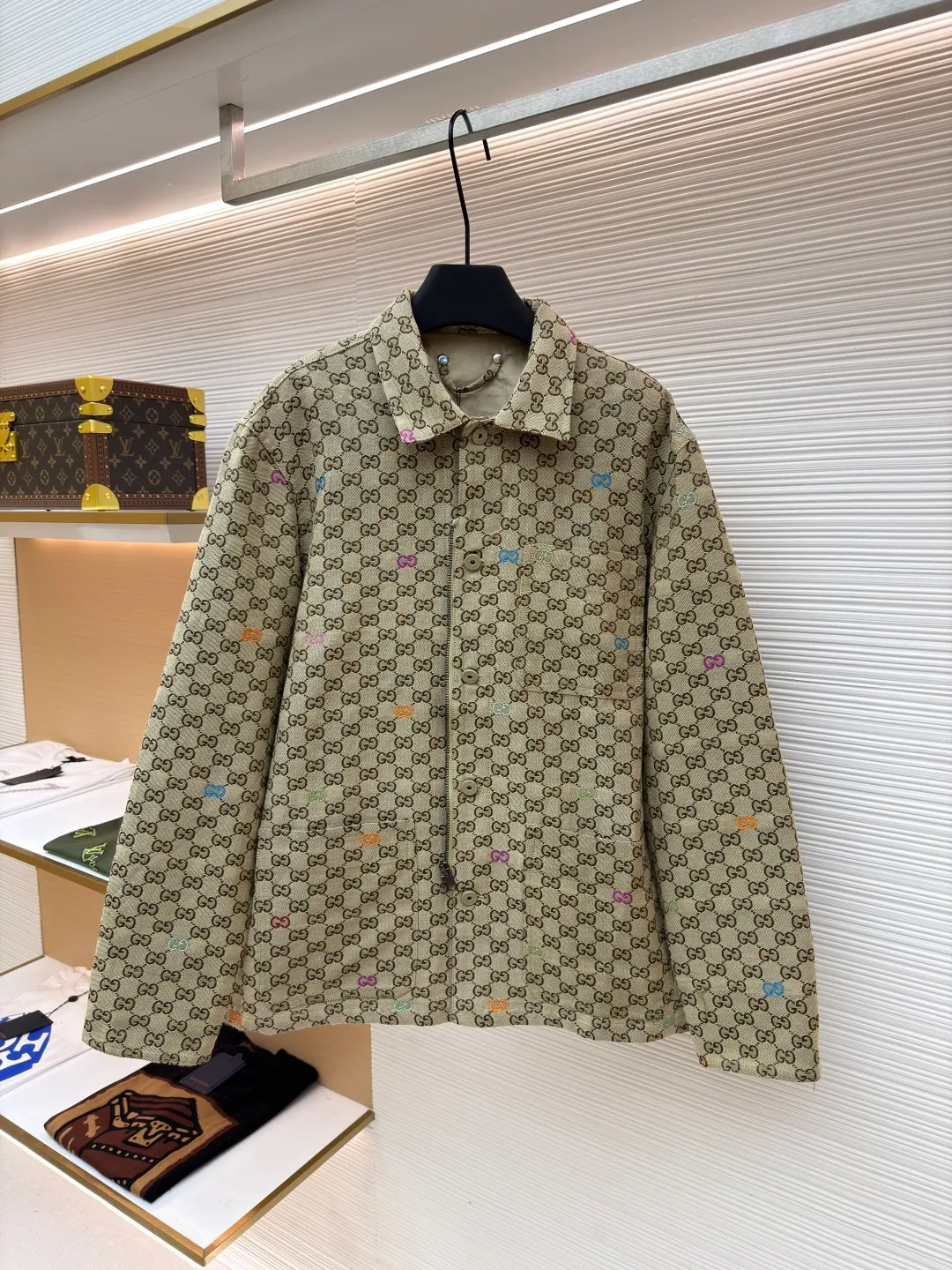 Gucci fully printed zipper jacquard jacket with colorful words ●Original version: purchased and developed by 12479 ●Item number: 1680876-C45 ●Fabric: denim fabric ●Technology: jacquard production ●Version: fitted version ●Weight: about 675 grams ●Size: S-M-L-XL ●Description: This jacket is crafted from camel and dark brown GG canvas, embellished with GG shreds throughout, lined, and has a front zipper and button closure, giving it a unique style. The overall wiring is straight and delicate, the fabric is comfortable and soft, and the color is consistent without color difference. It can be matched with the same style to create a fashionable look and control various occasions. Customized accessories, complete with three standards, same style for men and women!