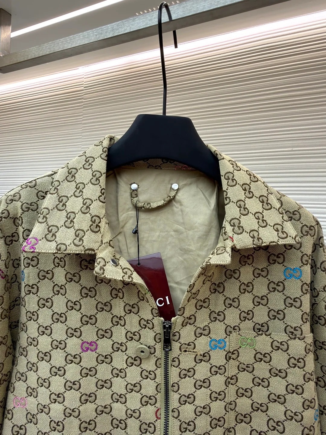 Gucci fully printed zipper jacquard jacket with colorful words ●Original version: purchased and developed by 12479 ●Item number: 1680876-C45 ●Fabric: denim fabric ●Technology: jacquard production ●Version: fitted version ●Weight: about 675 grams ●Size: S-M-L-XL ●Description: This jacket is crafted from camel and dark brown GG canvas, embellished with GG shreds throughout, lined, and has a front zipper and button closure, giving it a unique style. The overall wiring is straight and delicate, the fabric is comfortable and soft, and the color is consistent without color difference. It can be matched with the same style to create a fashionable look and control various occasions. Customized accessories, complete with three standards, same style for men and women!